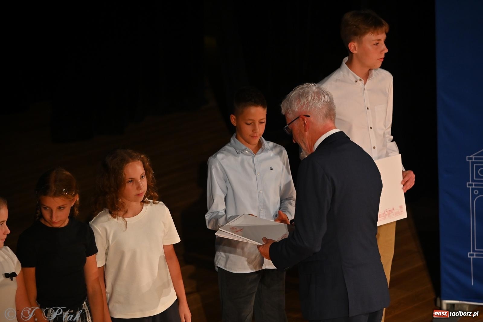 Zdjęcie w galerii na portalu naszraciborz.pl: Prymusi raciborskich szkół odebrali stypendia i gratulacje [FOTO] wiadomości z regionu