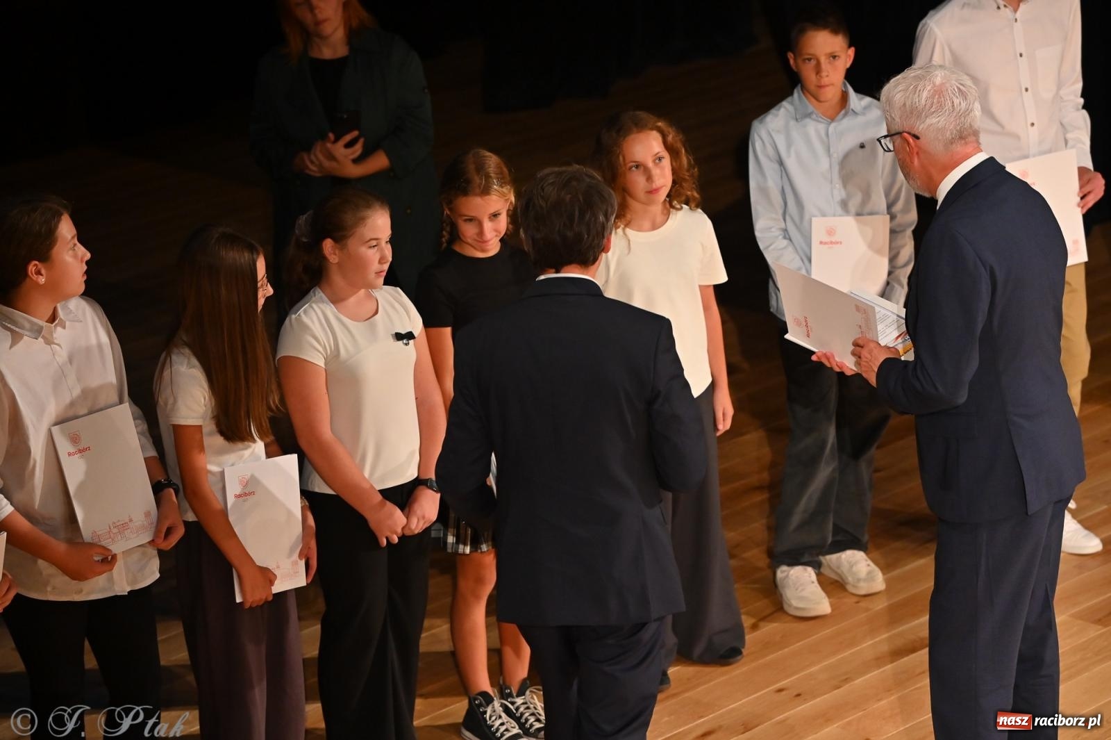 Zdjęcie w galerii na portalu naszraciborz.pl: Prymusi raciborskich szkół odebrali stypendia i gratulacje [FOTO] wiadomości z regionu