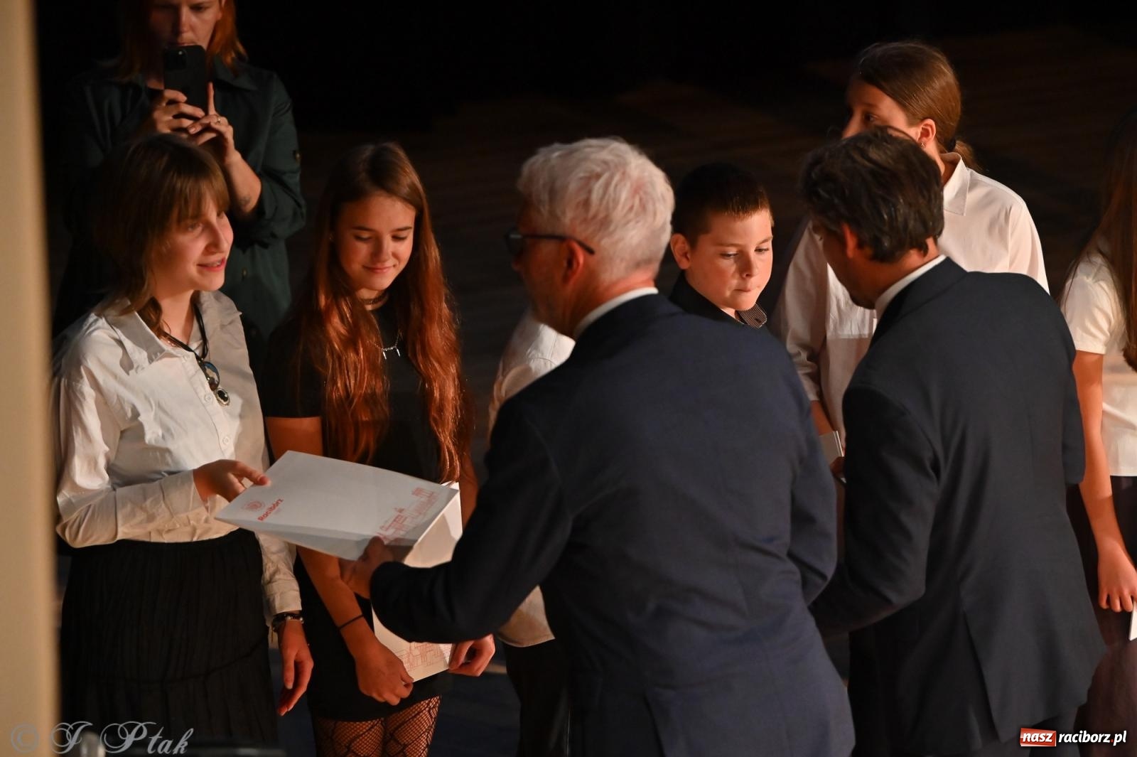 Zdjęcie w galerii na portalu naszraciborz.pl: Prymusi raciborskich szkół odebrali stypendia i gratulacje [FOTO] wiadomości z regionu