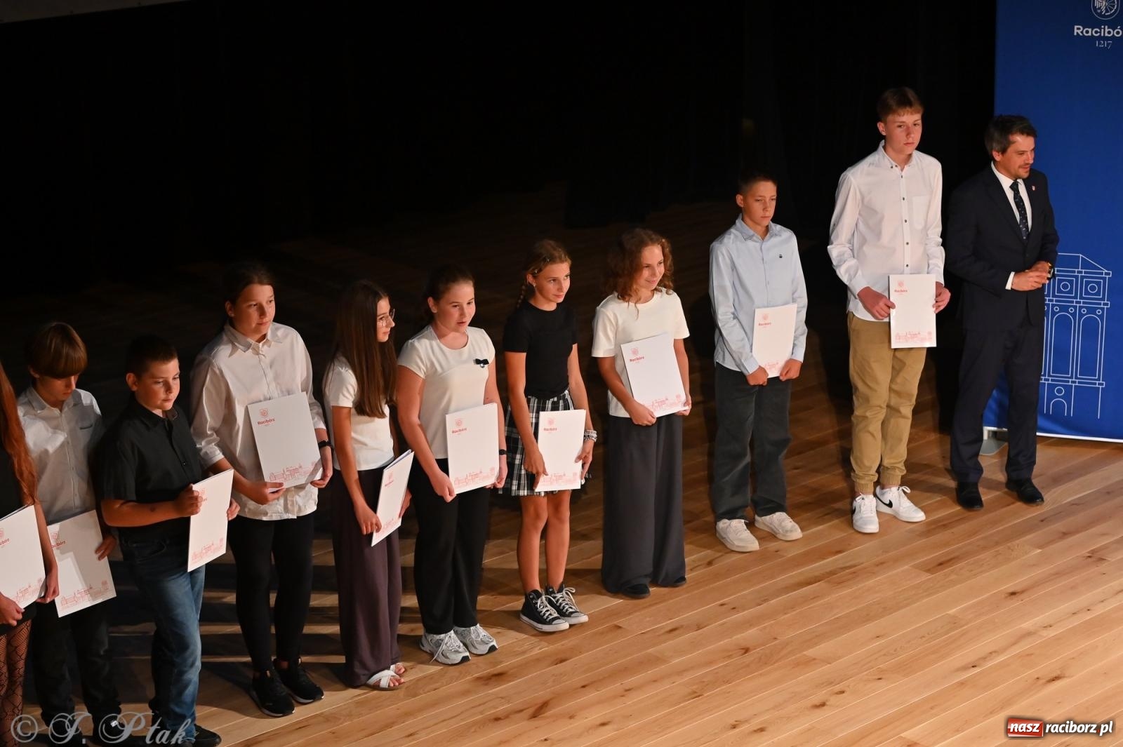 Zdjęcie w galerii na portalu naszraciborz.pl: Prymusi raciborskich szkół odebrali stypendia i gratulacje [FOTO] wiadomości z regionu