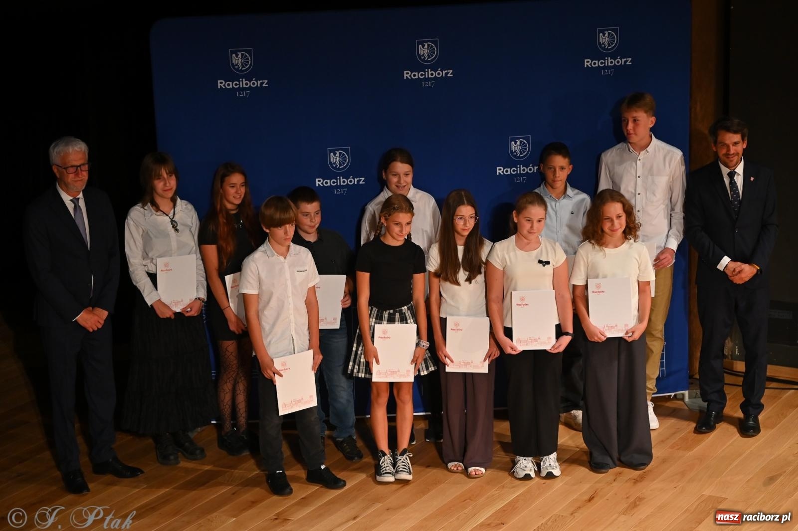 Zdjęcie w galerii na portalu naszraciborz.pl: Prymusi raciborskich szkół odebrali stypendia i gratulacje [FOTO] wiadomości z regionu