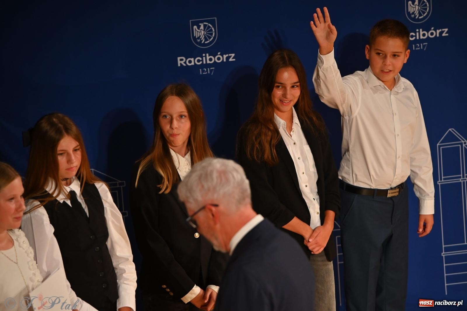 Zdjęcie w galerii na portalu naszraciborz.pl: Prymusi raciborskich szkół odebrali stypendia i gratulacje [FOTO] wiadomości z regionu