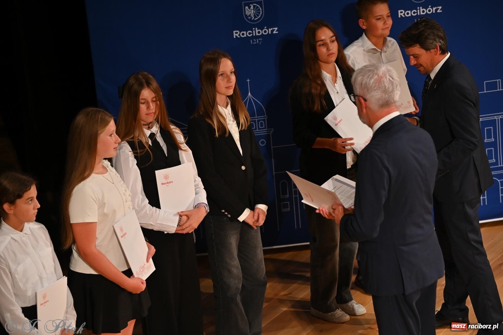 Zdjęcie w galerii na portalu naszraciborz.pl: Prymusi raciborskich szkół odebrali stypendia i gratulacje [FOTO] wiadomości z regionu