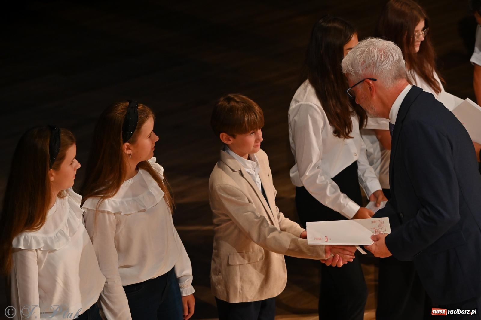 Zdjęcie w galerii na portalu naszraciborz.pl: Prymusi raciborskich szkół odebrali stypendia i gratulacje [FOTO] wiadomości z regionu