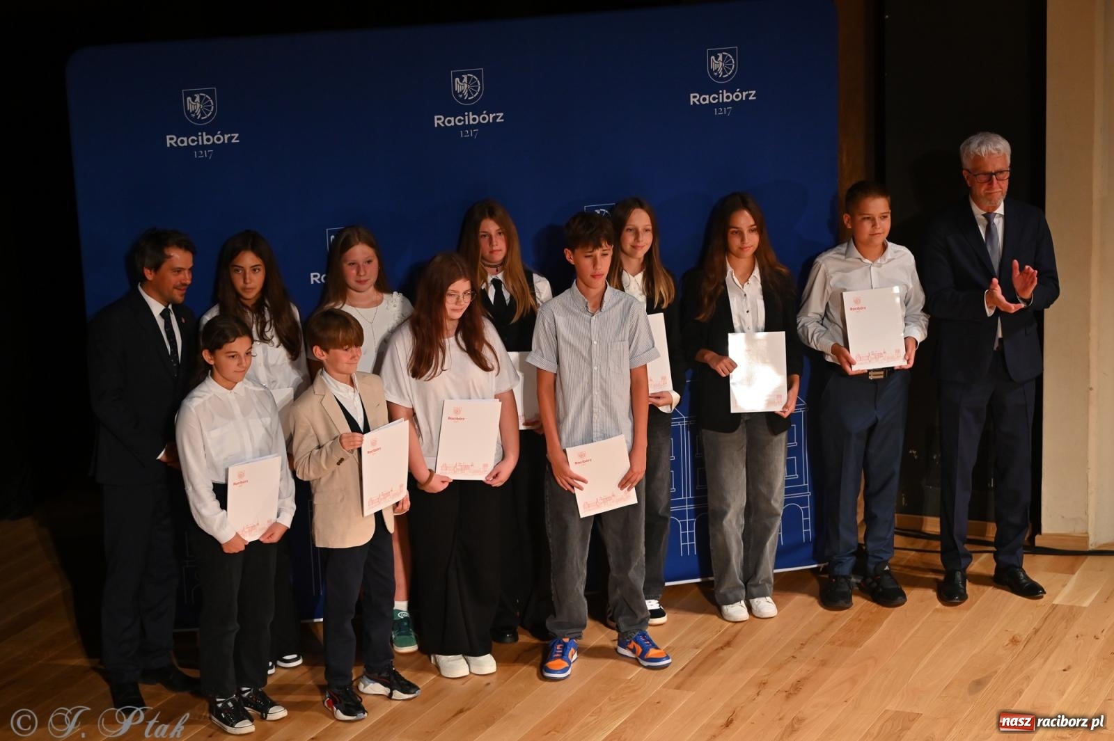 Zdjęcie w galerii na portalu naszraciborz.pl: Prymusi raciborskich szkół odebrali stypendia i gratulacje [FOTO] wiadomości z regionu