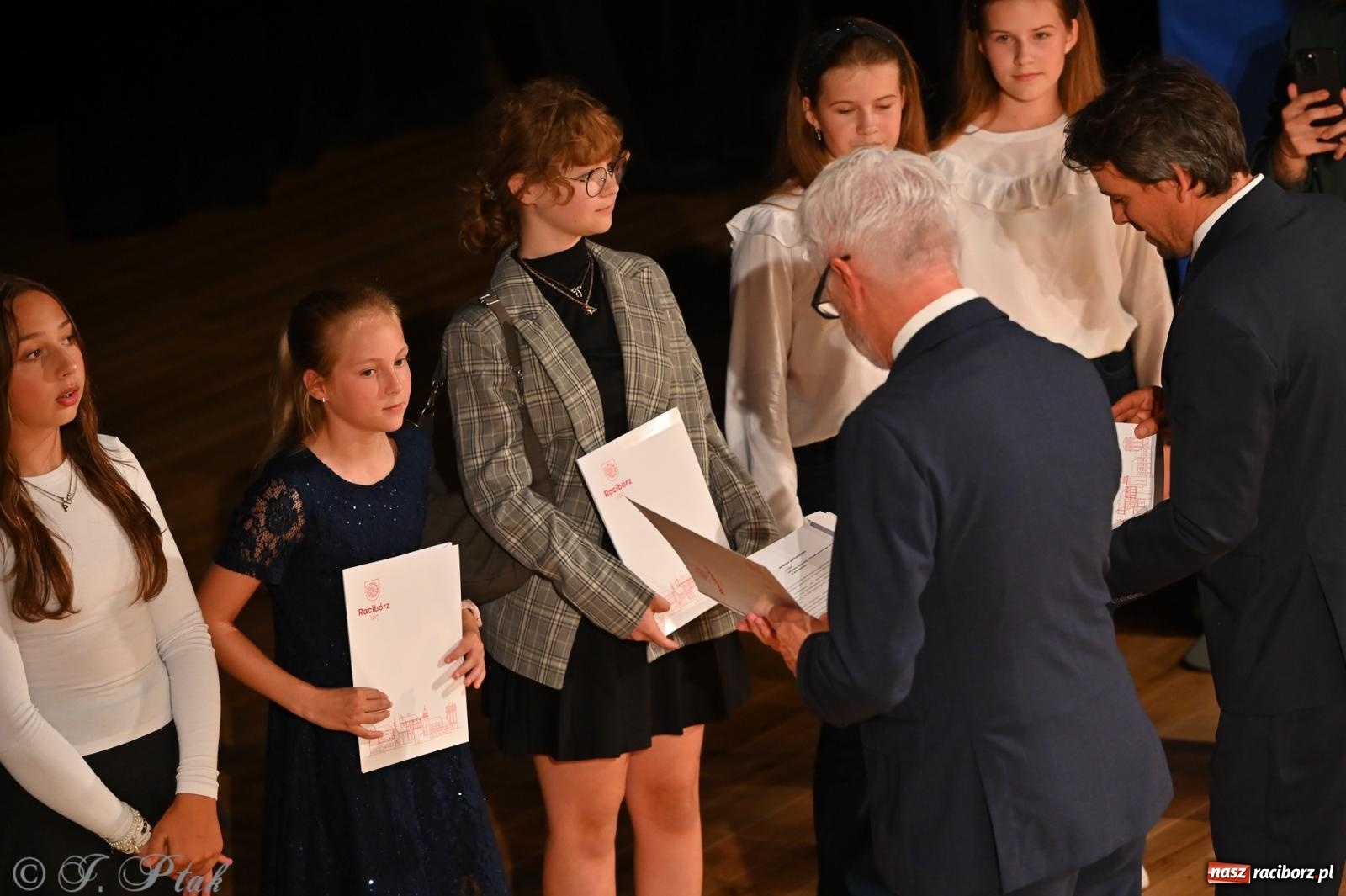 Zdjęcie w galerii na portalu naszraciborz.pl: Prymusi raciborskich szkół odebrali stypendia i gratulacje [FOTO] wiadomości z regionu