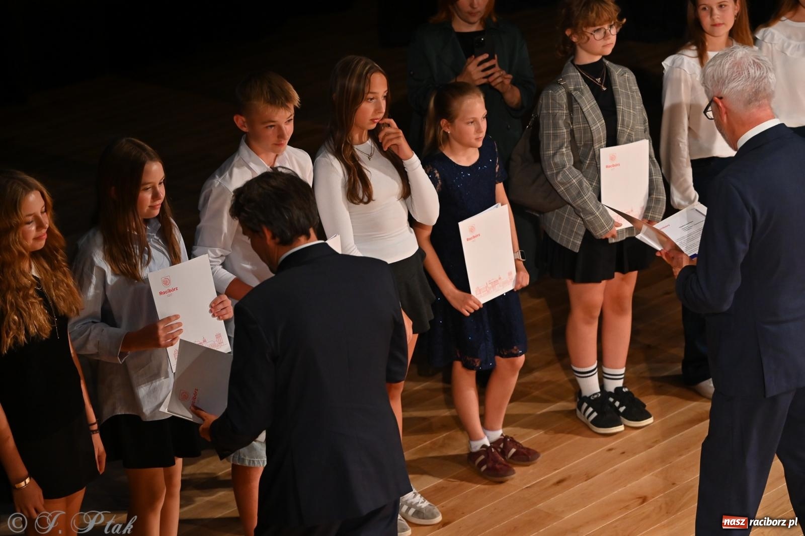 Zdjęcie w galerii na portalu naszraciborz.pl: Prymusi raciborskich szkół odebrali stypendia i gratulacje [FOTO] wiadomości z regionu