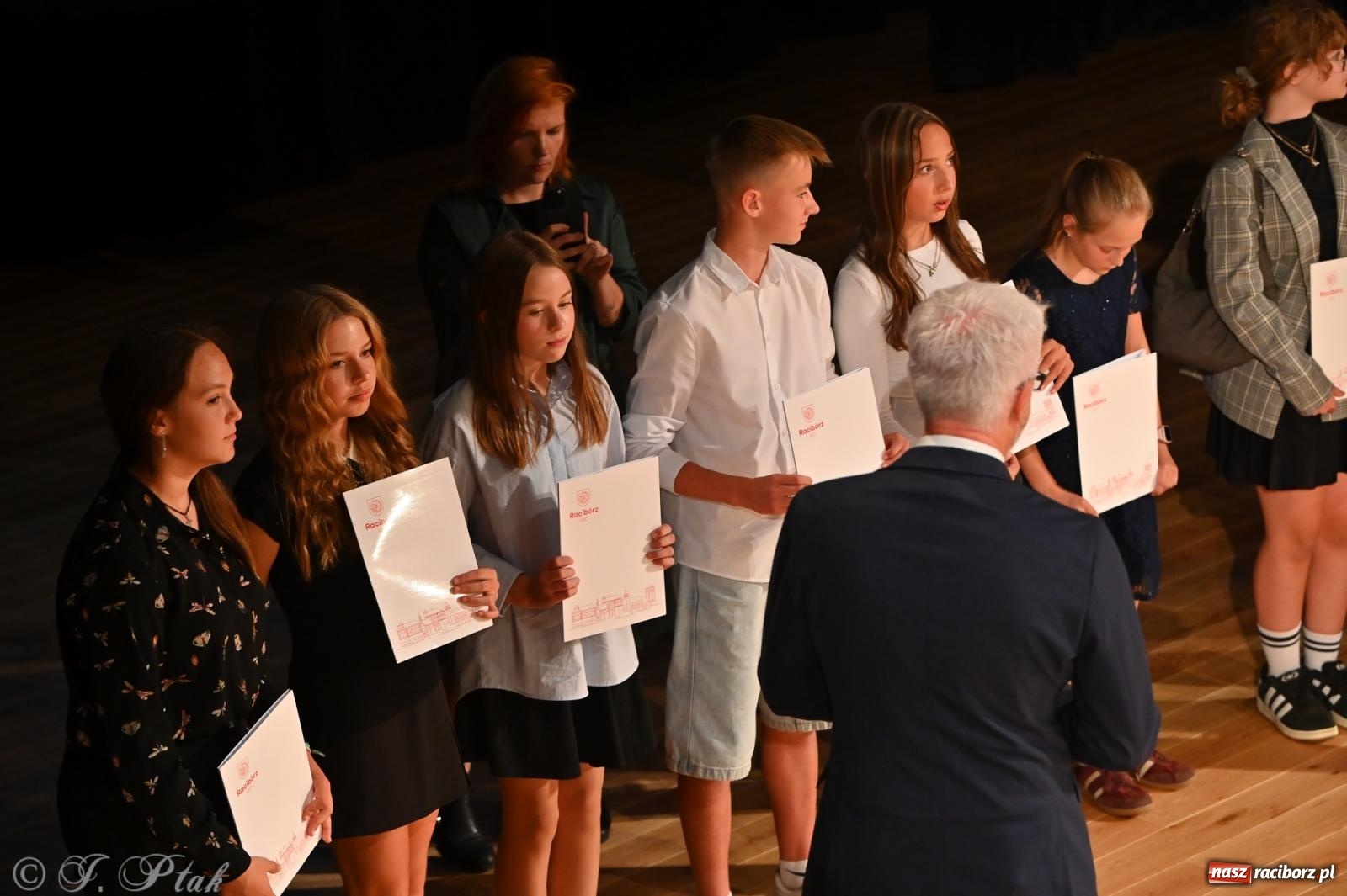 Zdjęcie w galerii na portalu naszraciborz.pl: Prymusi raciborskich szkół odebrali stypendia i gratulacje [FOTO] wiadomości z regionu