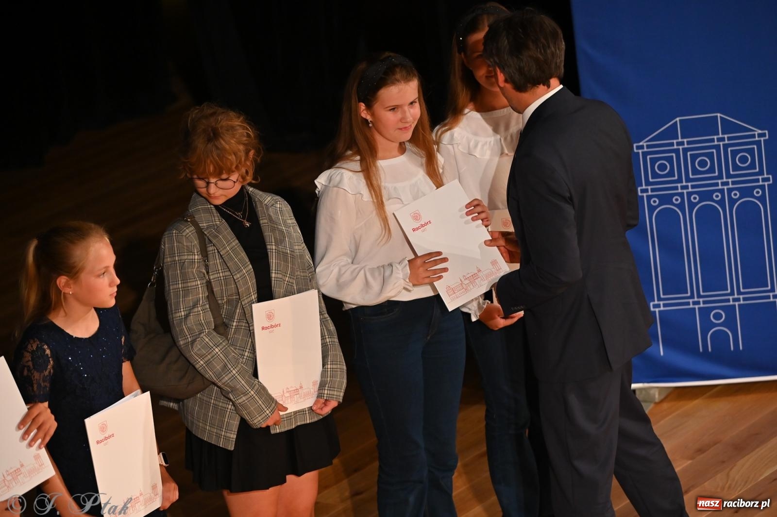 Zdjęcie w galerii na portalu naszraciborz.pl: Prymusi raciborskich szkół odebrali stypendia i gratulacje [FOTO] wiadomości z regionu