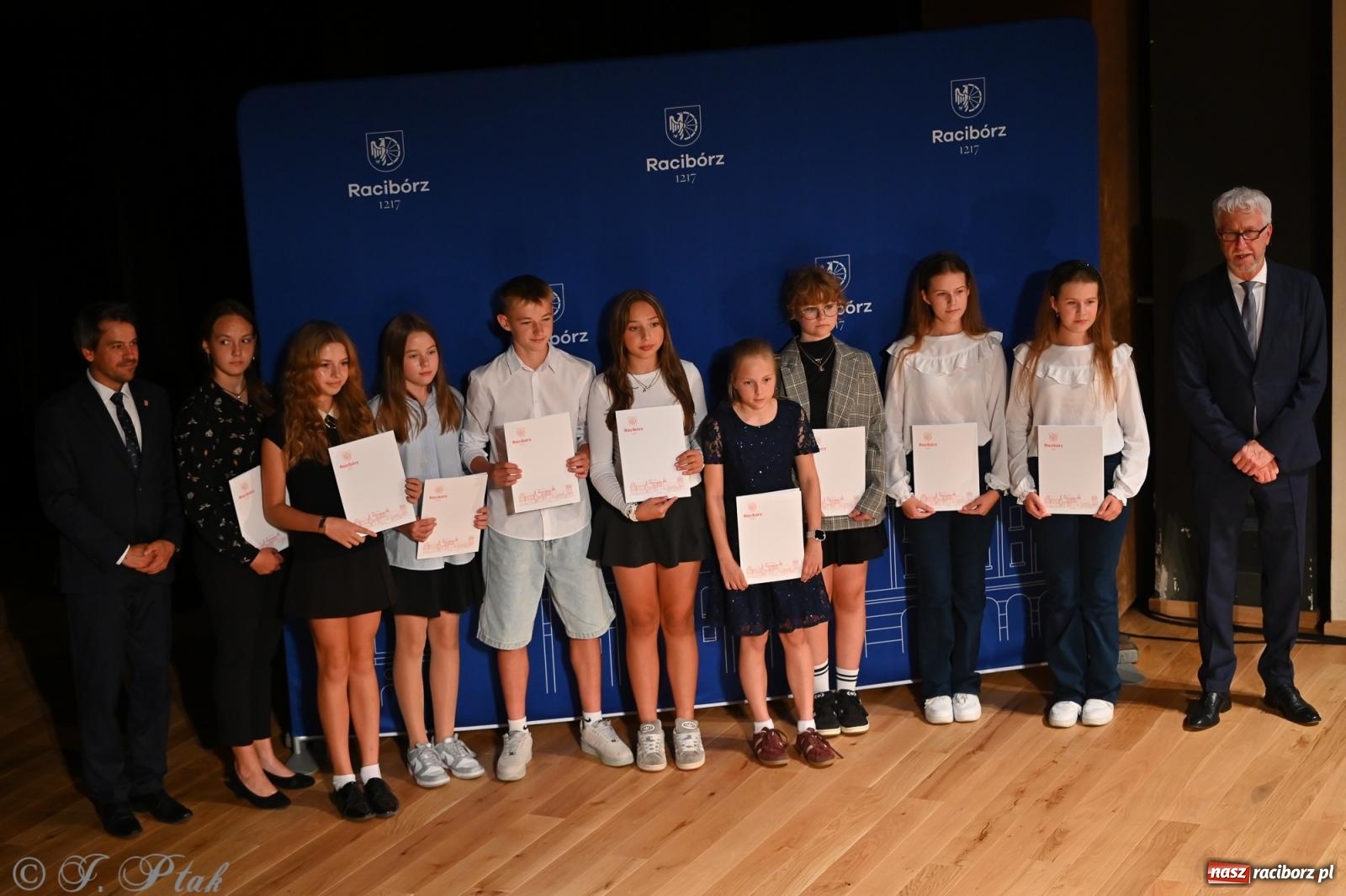 Zdjęcie w galerii na portalu naszraciborz.pl: Prymusi raciborskich szkół odebrali stypendia i gratulacje [FOTO] wiadomości z regionu