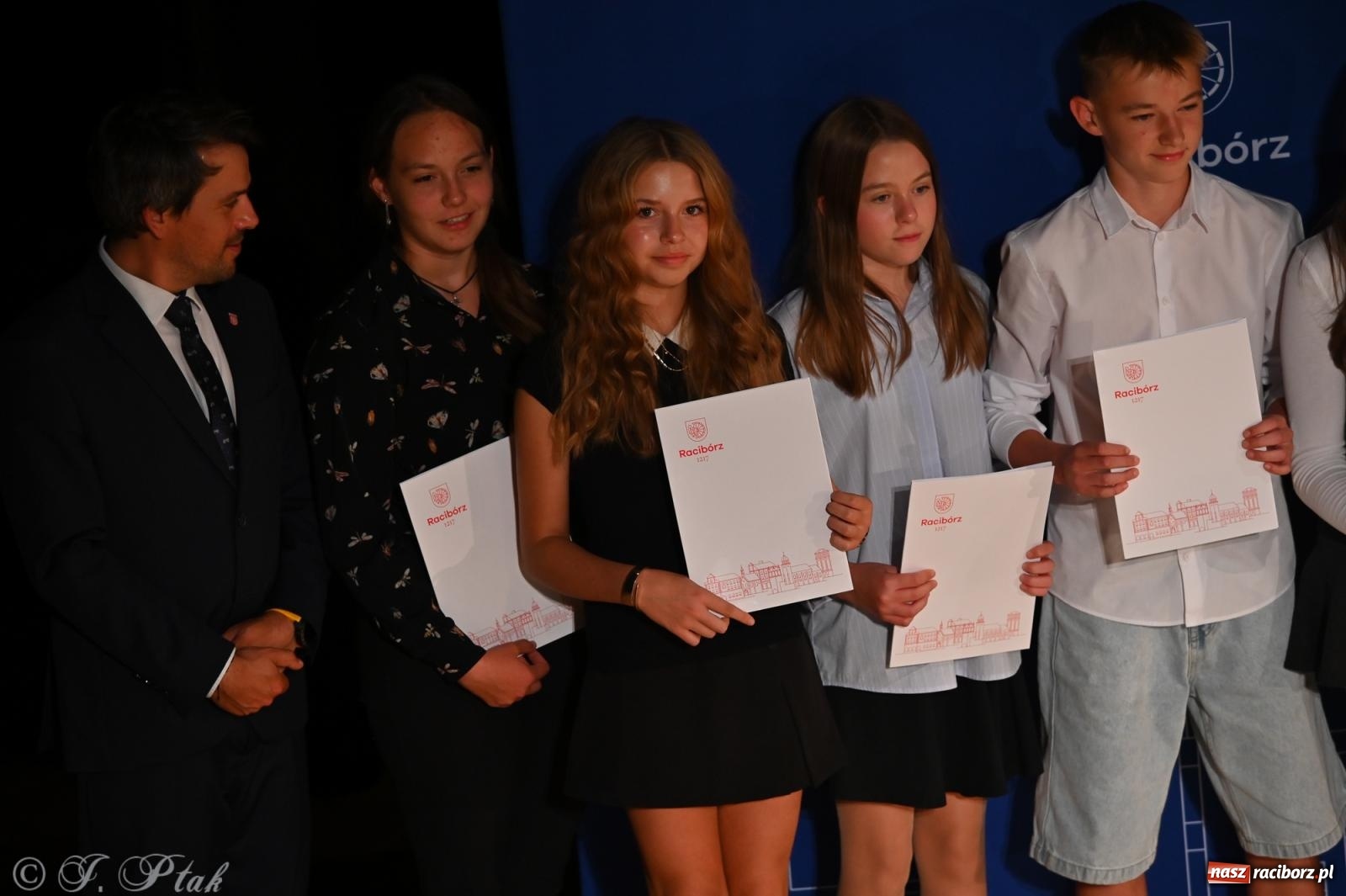 Zdjęcie w galerii na portalu naszraciborz.pl: Prymusi raciborskich szkół odebrali stypendia i gratulacje [FOTO] wiadomości z regionu
