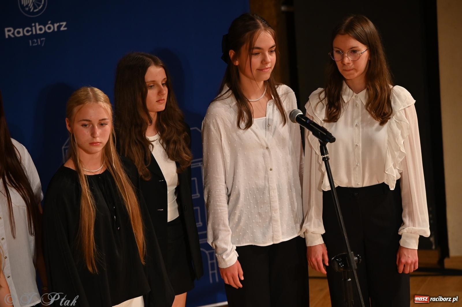 Zdjęcie w galerii na portalu naszraciborz.pl: Prymusi raciborskich szkół odebrali stypendia i gratulacje [FOTO] wiadomości z regionu