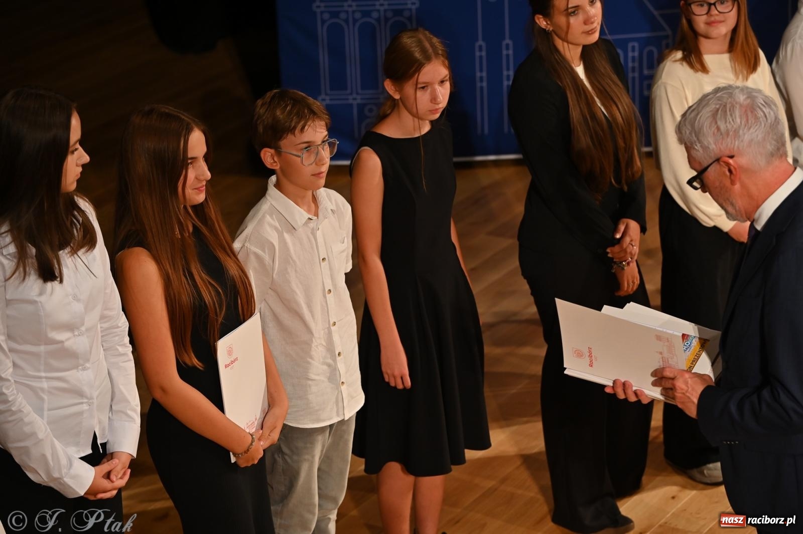 Zdjęcie w galerii na portalu naszraciborz.pl: Prymusi raciborskich szkół odebrali stypendia i gratulacje [FOTO] wiadomości z regionu
