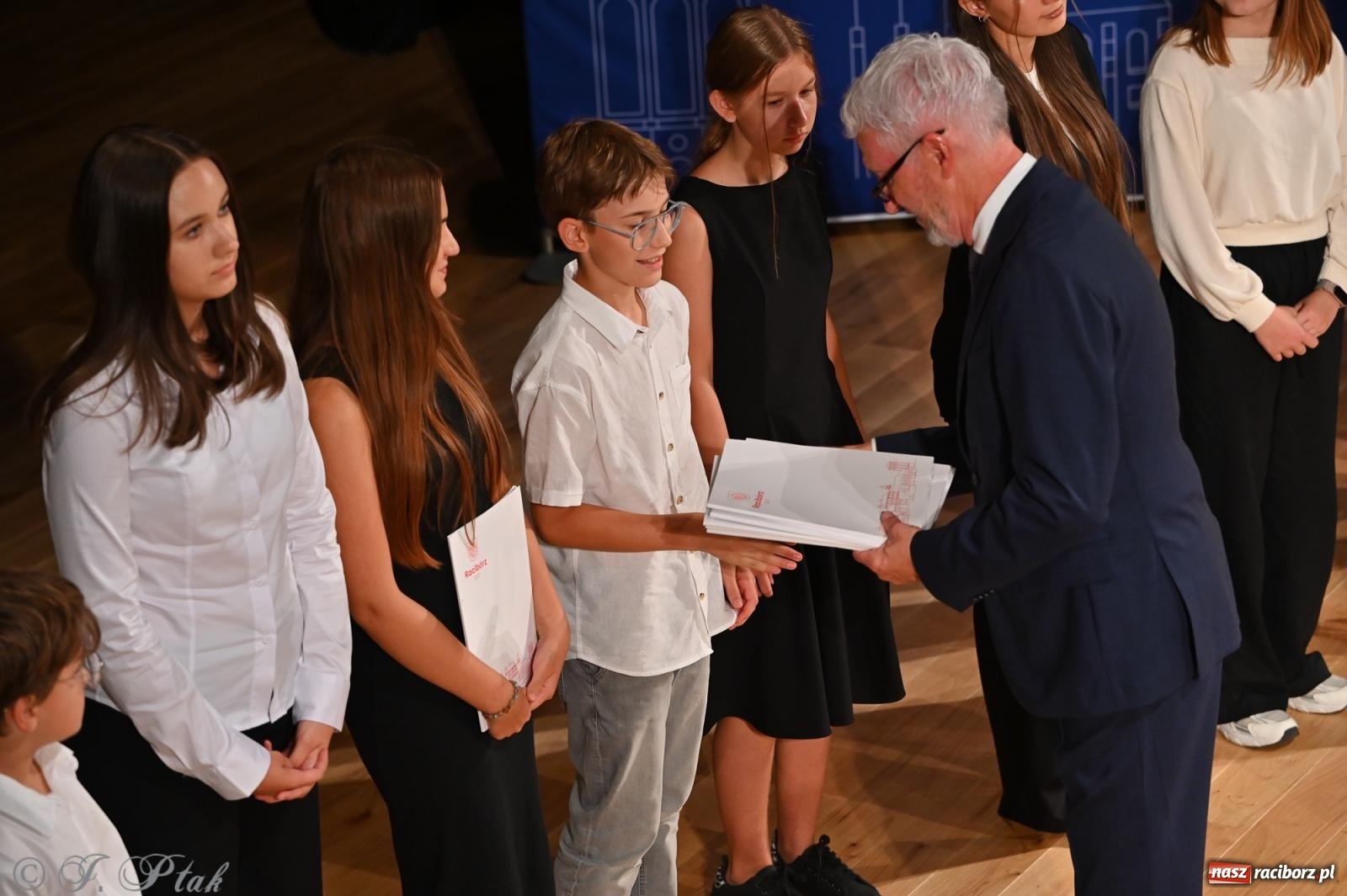 Zdjęcie w galerii na portalu naszraciborz.pl: Prymusi raciborskich szkół odebrali stypendia i gratulacje [FOTO] wiadomości z regionu