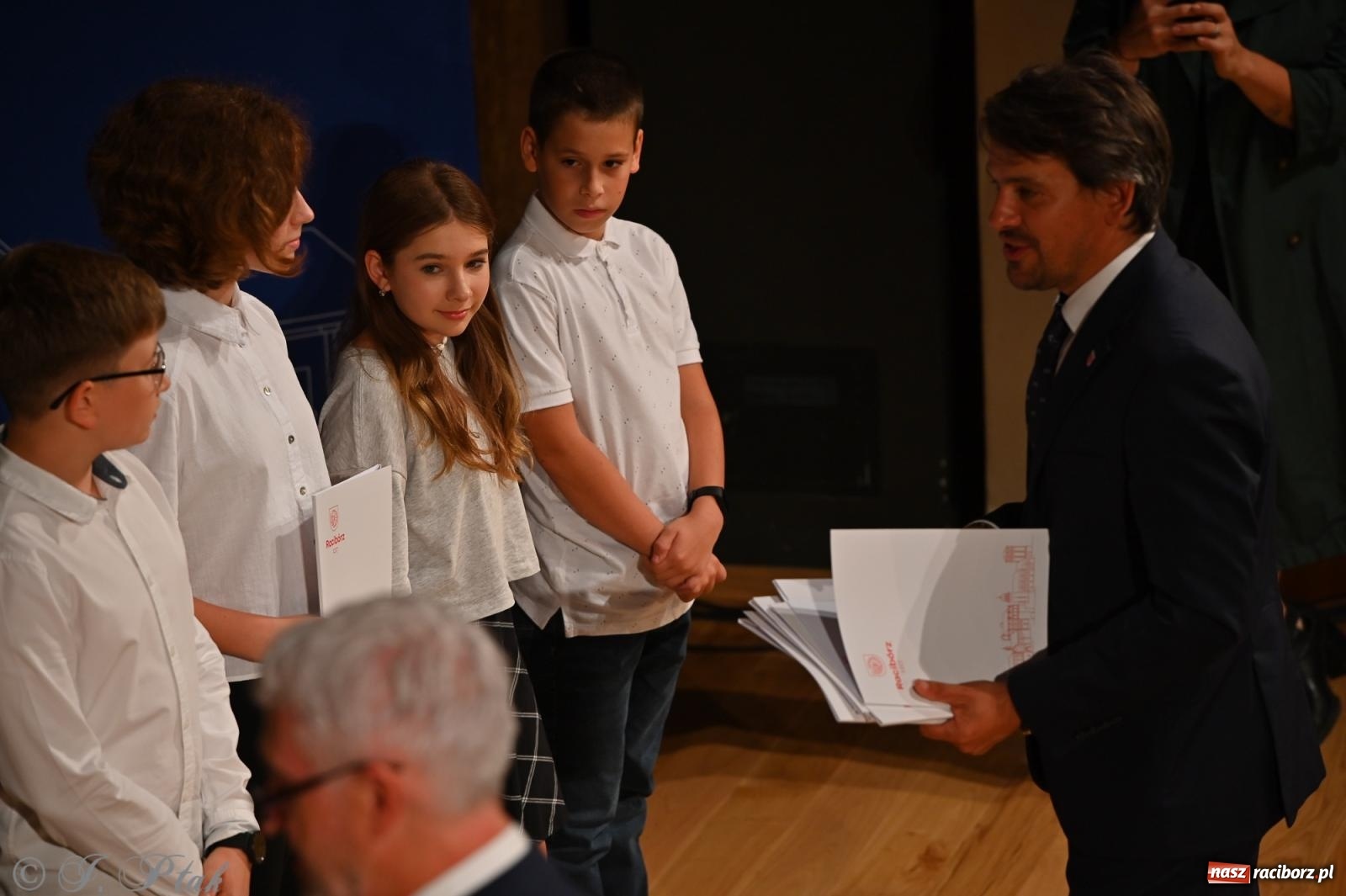 Zdjęcie w galerii na portalu naszraciborz.pl: Prymusi raciborskich szkół odebrali stypendia i gratulacje [FOTO] wiadomości z regionu