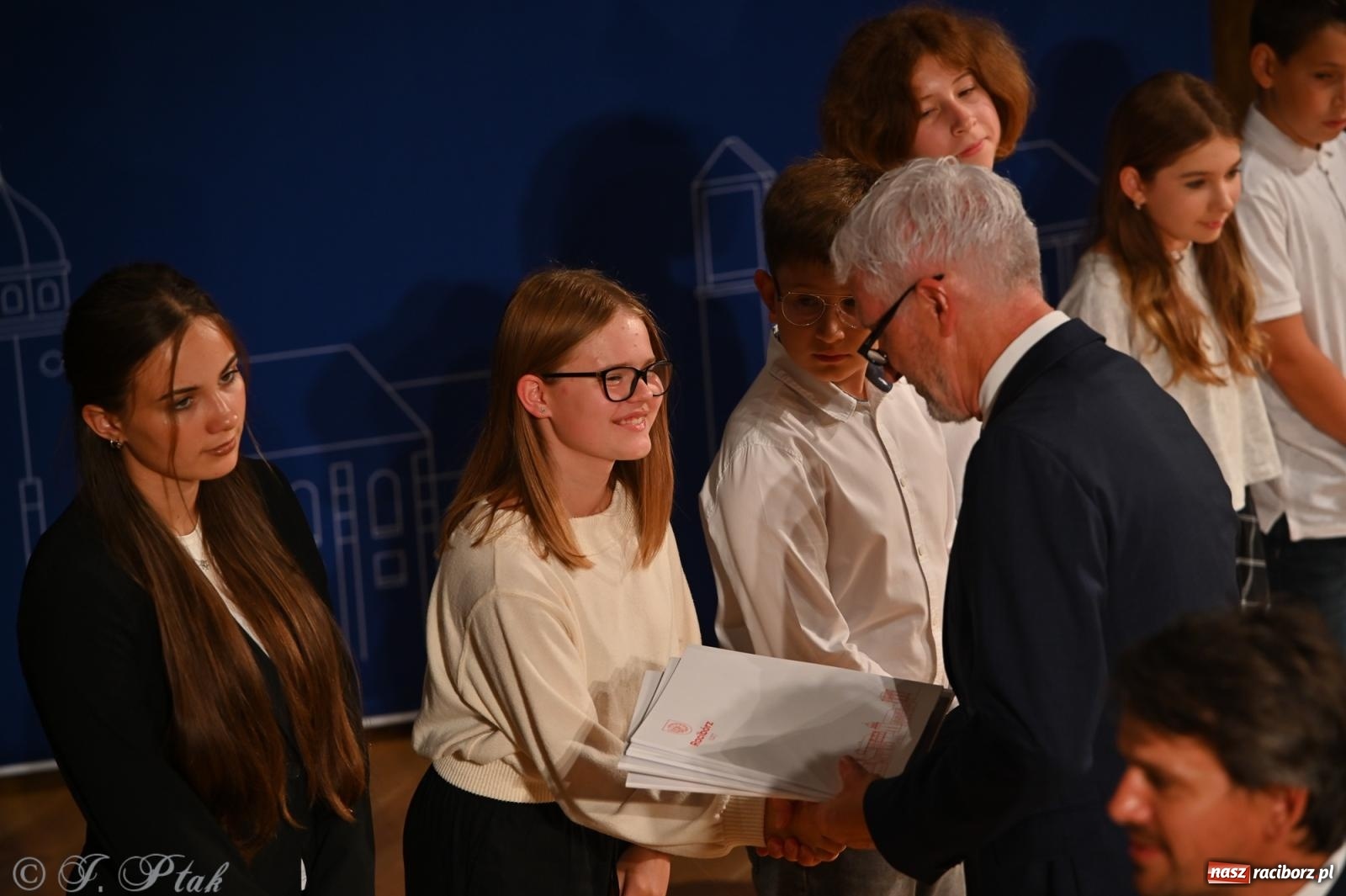 Zdjęcie w galerii na portalu naszraciborz.pl: Prymusi raciborskich szkół odebrali stypendia i gratulacje [FOTO] wiadomości z regionu