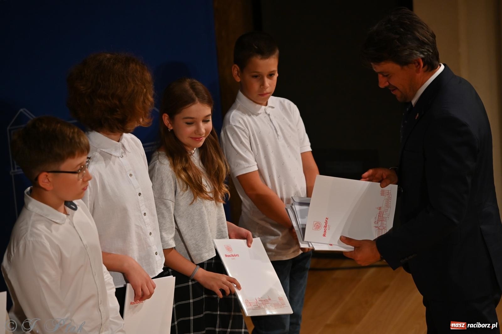 Zdjęcie w galerii na portalu naszraciborz.pl: Prymusi raciborskich szkół odebrali stypendia i gratulacje [FOTO] wiadomości z regionu