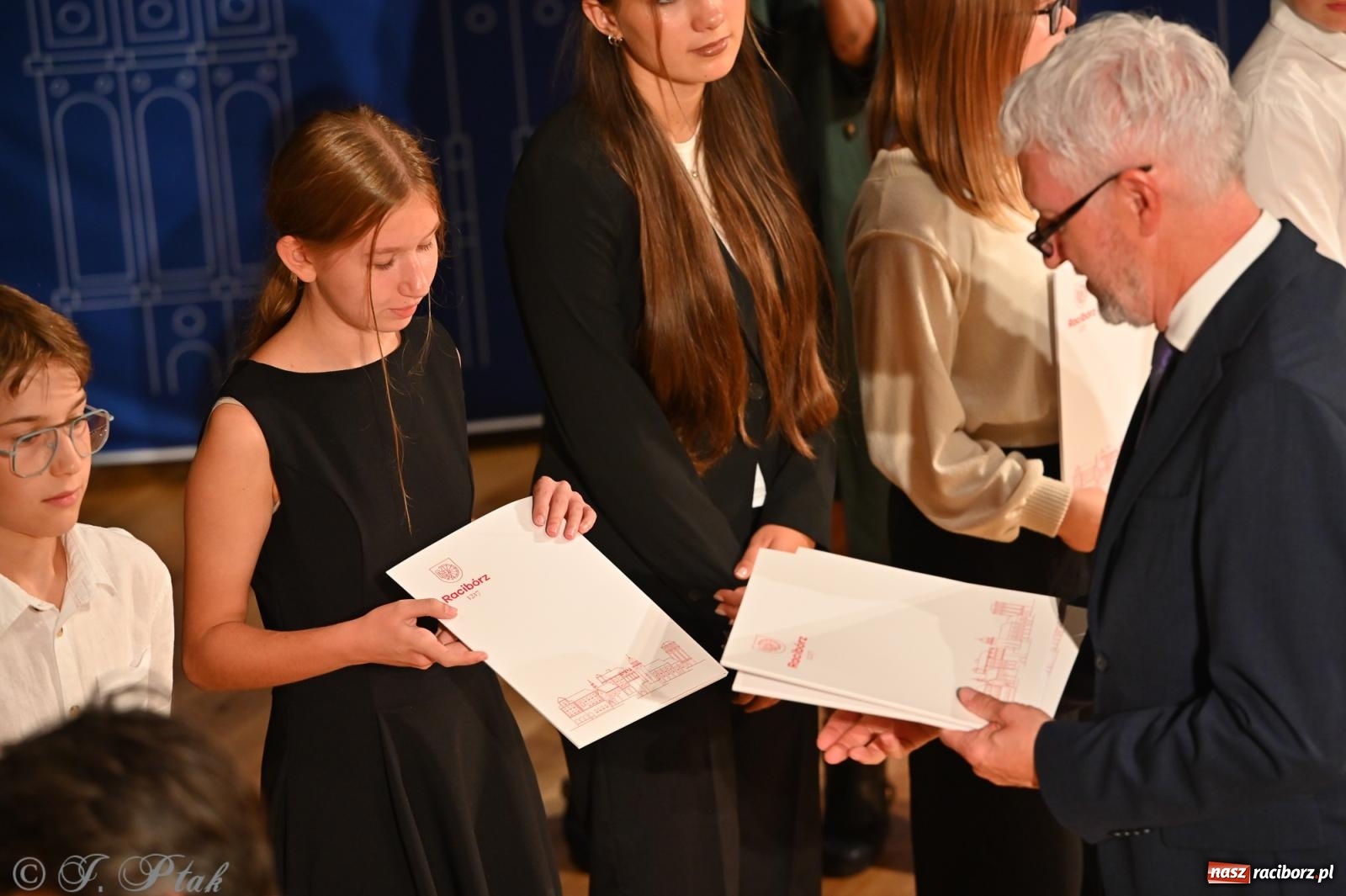 Zdjęcie w galerii na portalu naszraciborz.pl: Prymusi raciborskich szkół odebrali stypendia i gratulacje [FOTO] wiadomości z regionu