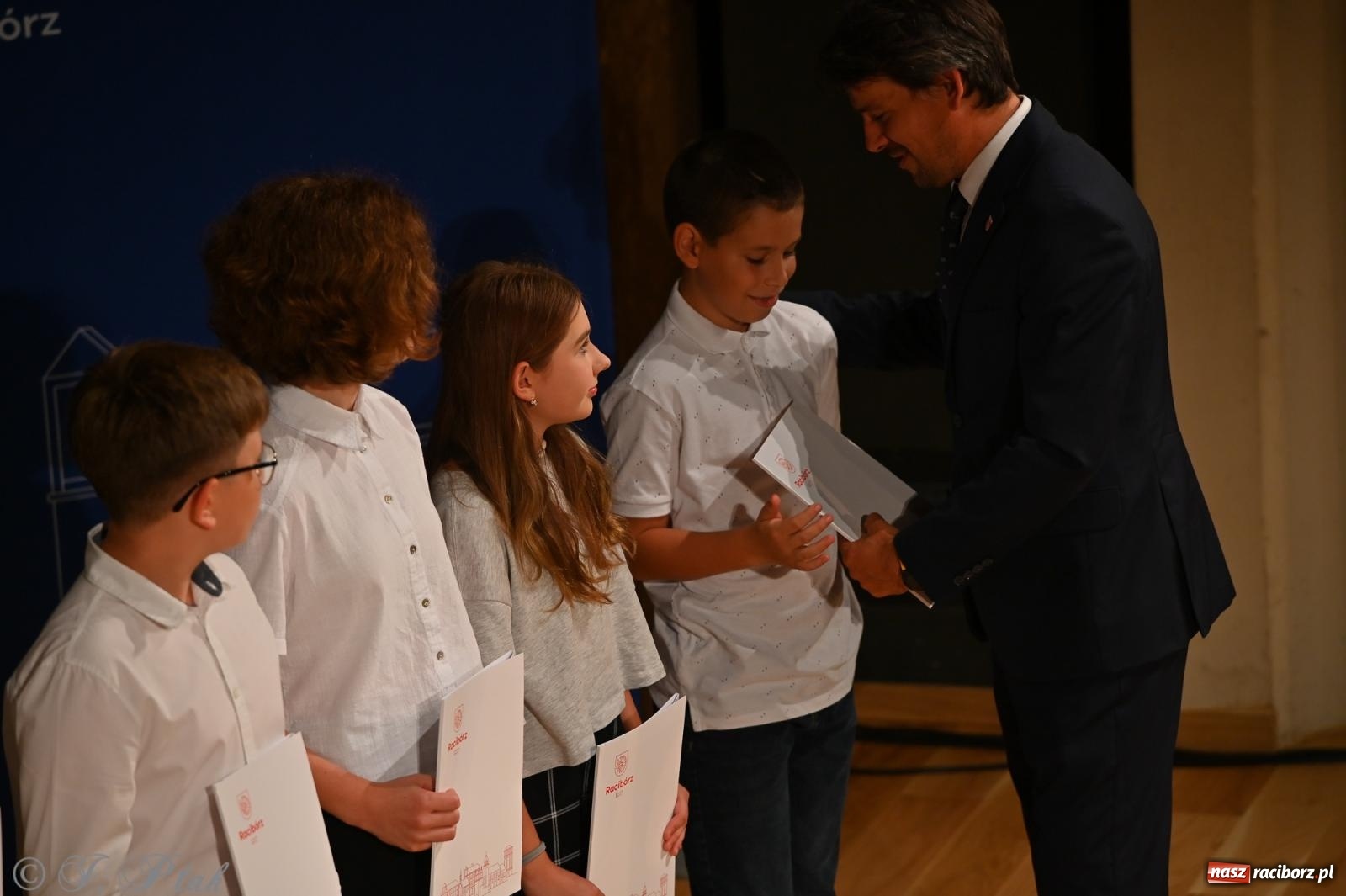Zdjęcie w galerii na portalu naszraciborz.pl: Prymusi raciborskich szkół odebrali stypendia i gratulacje [FOTO] wiadomości z regionu