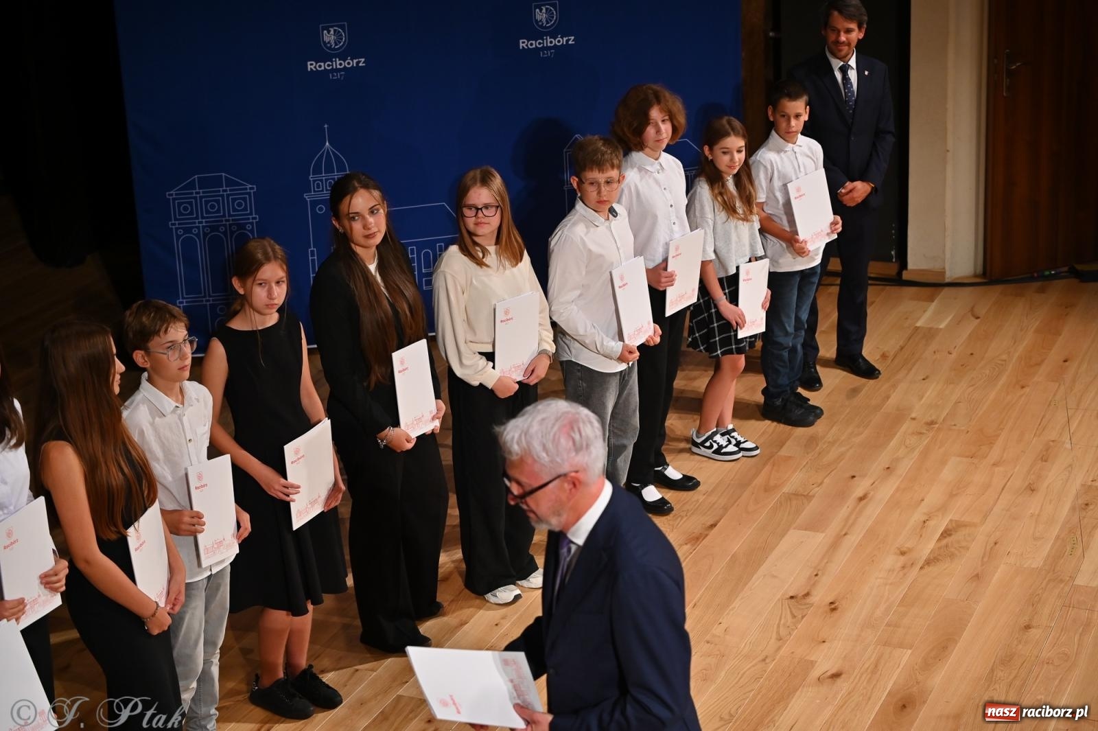 Zdjęcie w galerii na portalu naszraciborz.pl: Prymusi raciborskich szkół odebrali stypendia i gratulacje [FOTO] wiadomości z regionu
