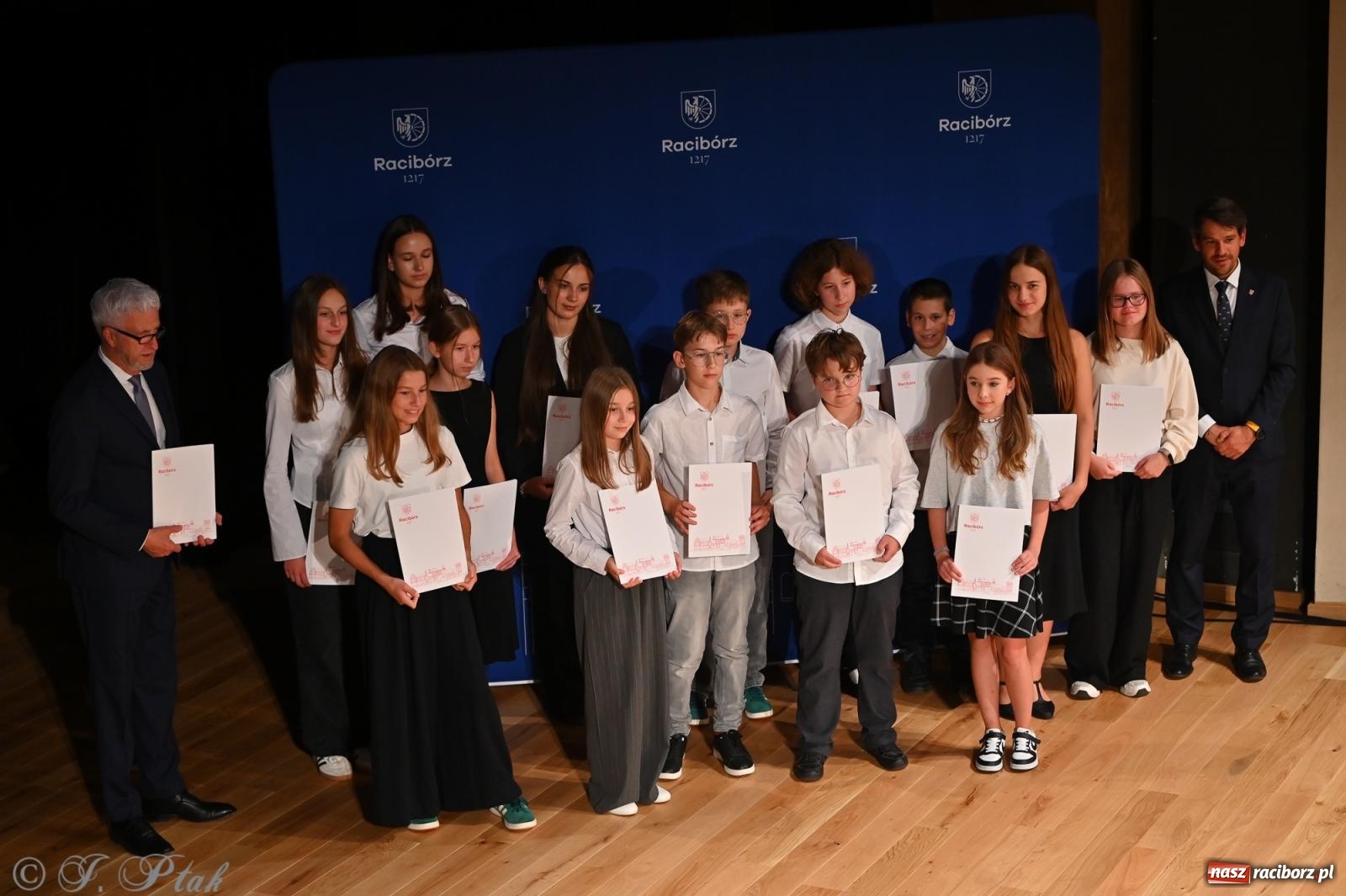 Zdjęcie w galerii na portalu naszraciborz.pl: Prymusi raciborskich szkół odebrali stypendia i gratulacje [FOTO] wiadomości z regionu