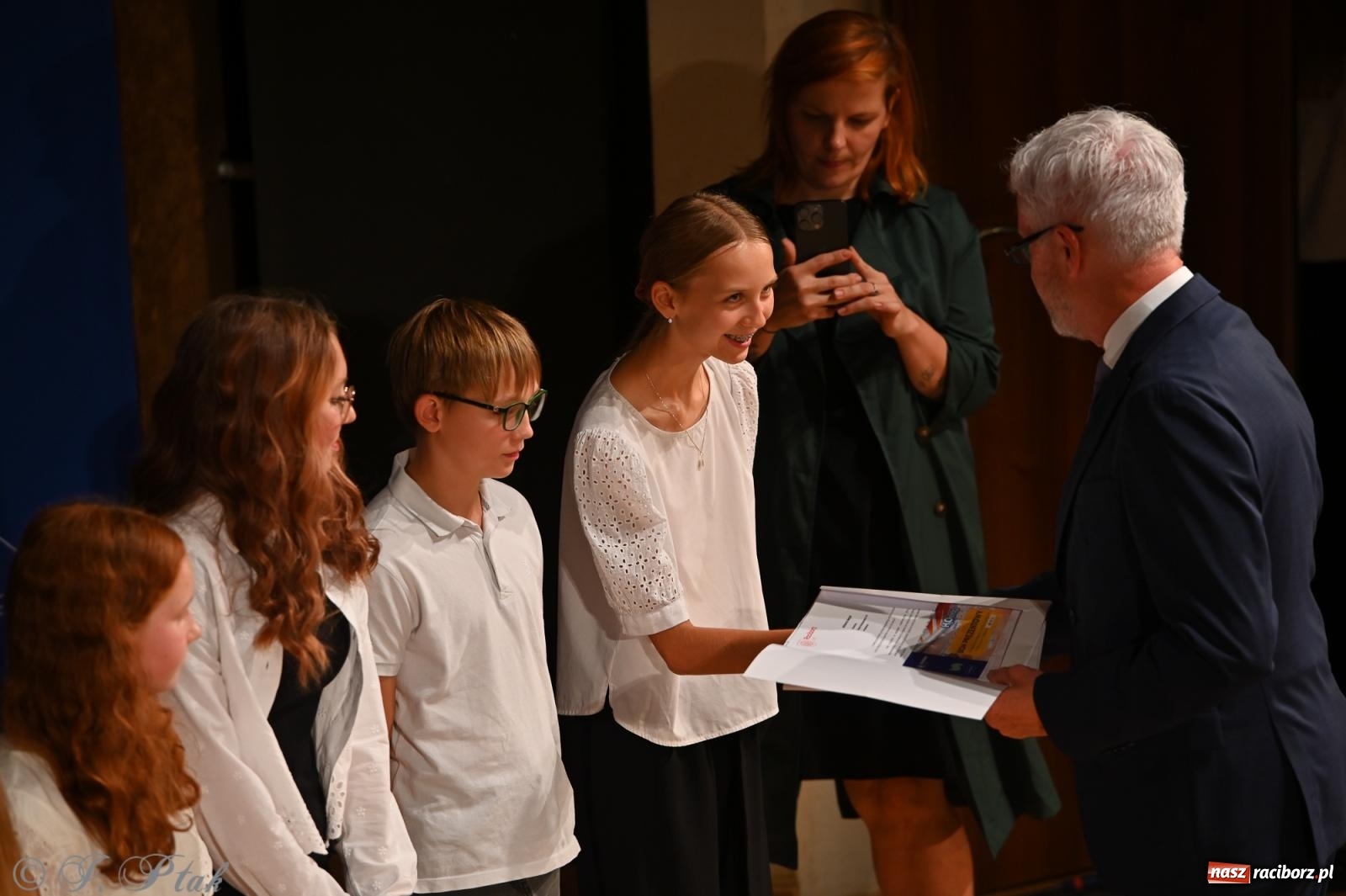 Zdjęcie w galerii na portalu naszraciborz.pl: Prymusi raciborskich szkół odebrali stypendia i gratulacje [FOTO] wiadomości z regionu