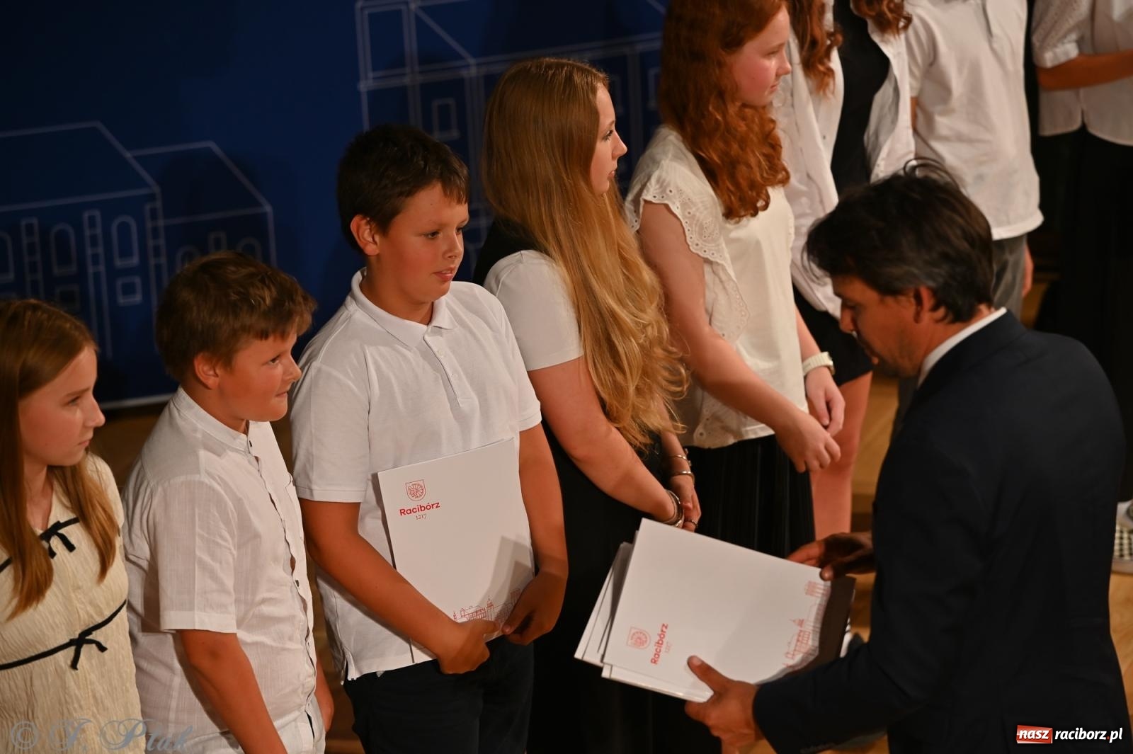 Zdjęcie w galerii na portalu naszraciborz.pl: Prymusi raciborskich szkół odebrali stypendia i gratulacje [FOTO] wiadomości z regionu