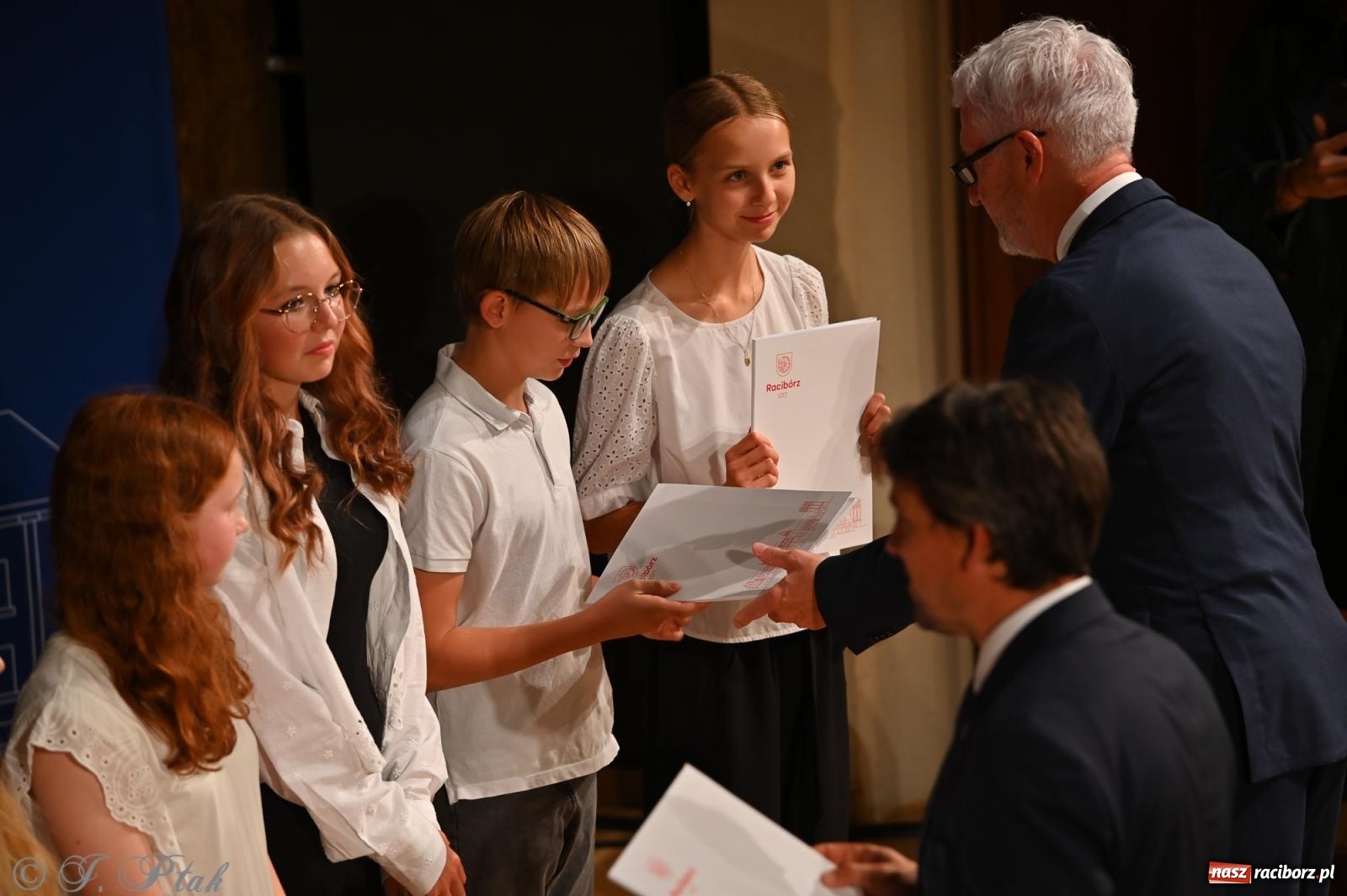 Zdjęcie w galerii na portalu naszraciborz.pl: Prymusi raciborskich szkół odebrali stypendia i gratulacje [FOTO] wiadomości z regionu