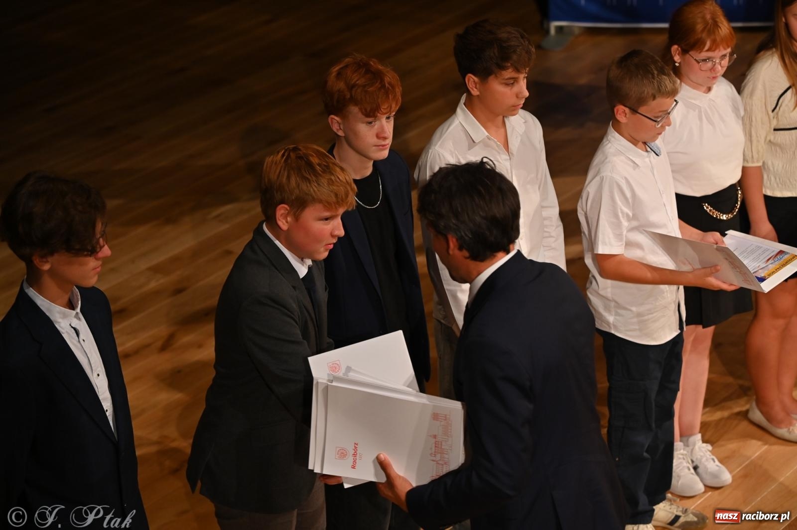 Zdjęcie w galerii na portalu naszraciborz.pl: Prymusi raciborskich szkół odebrali stypendia i gratulacje [FOTO] wiadomości z regionu