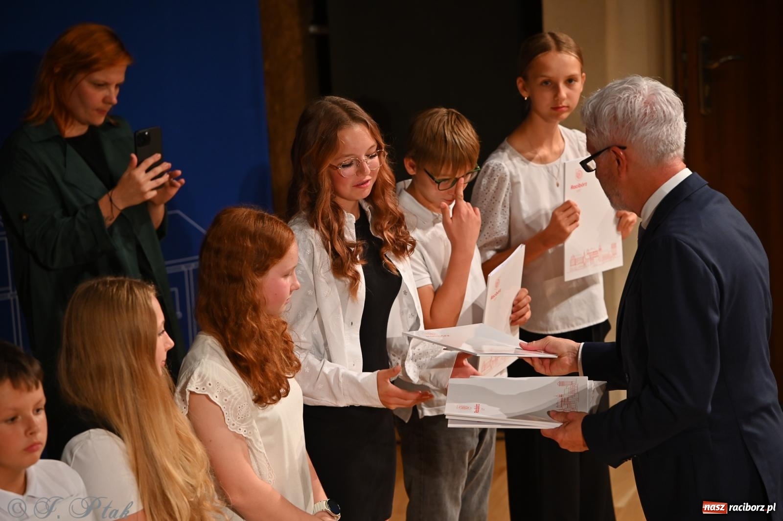 Zdjęcie w galerii na portalu naszraciborz.pl: Prymusi raciborskich szkół odebrali stypendia i gratulacje [FOTO] wiadomości z regionu