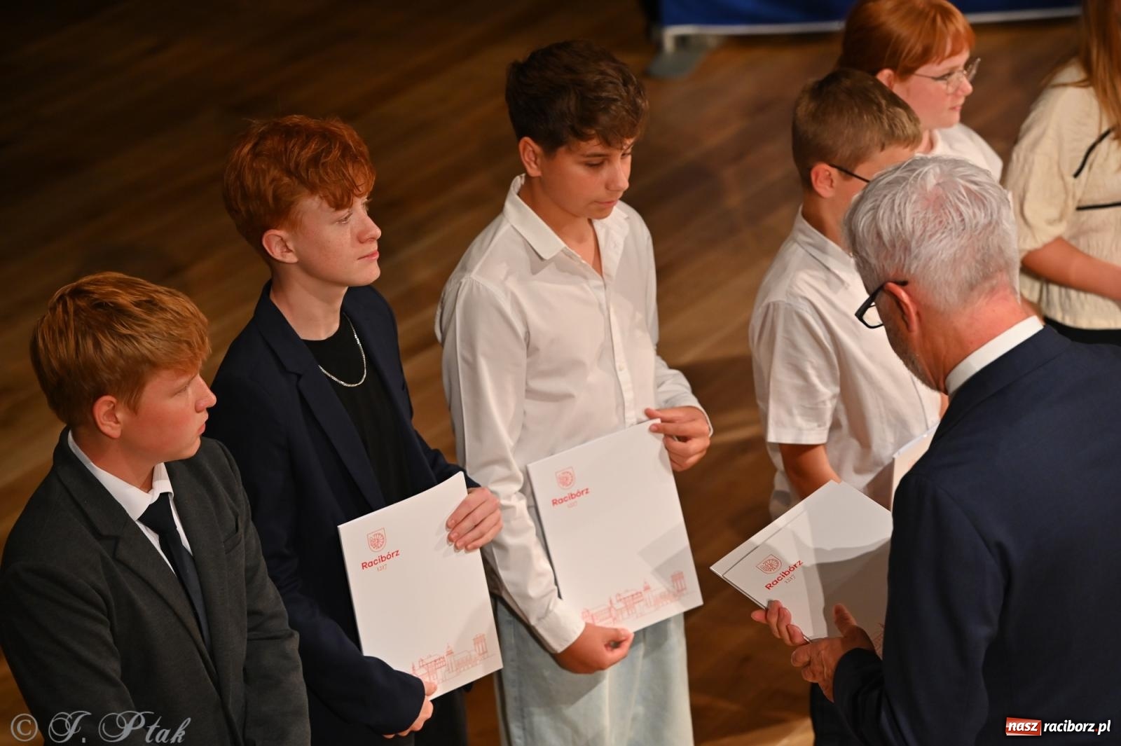 Zdjęcie w galerii na portalu naszraciborz.pl: Prymusi raciborskich szkół odebrali stypendia i gratulacje [FOTO] wiadomości z regionu