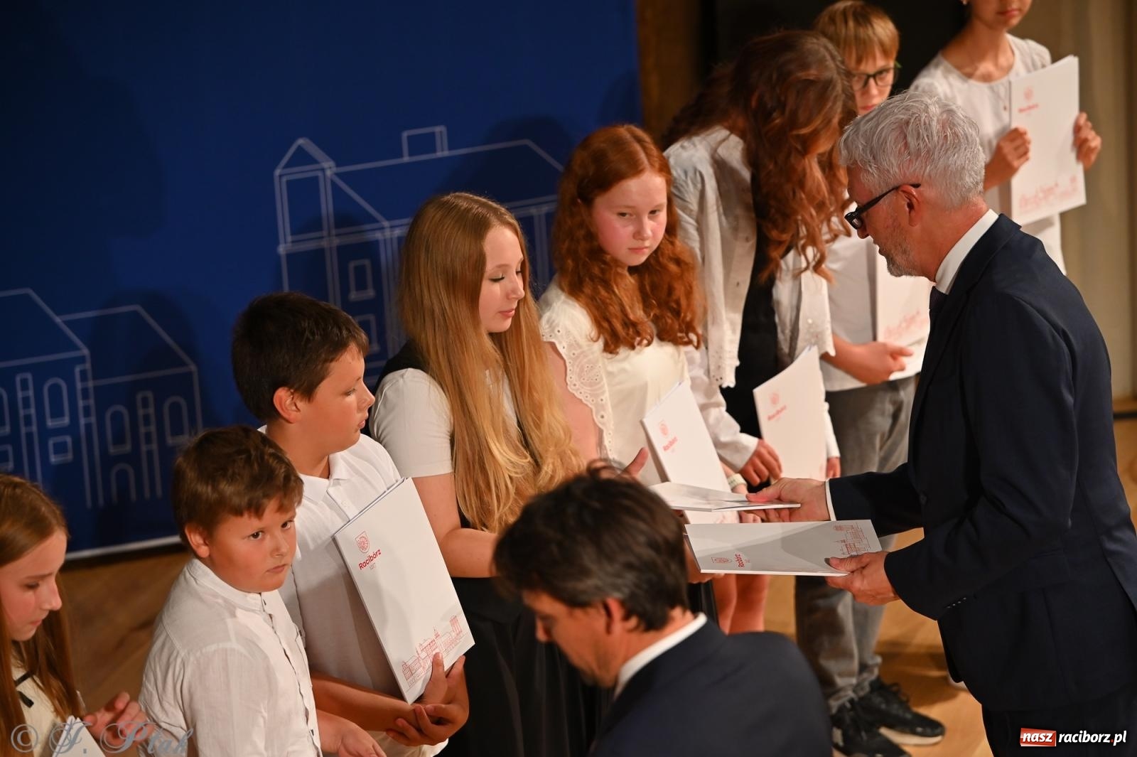 Zdjęcie w galerii na portalu naszraciborz.pl: Prymusi raciborskich szkół odebrali stypendia i gratulacje [FOTO] wiadomości z regionu
