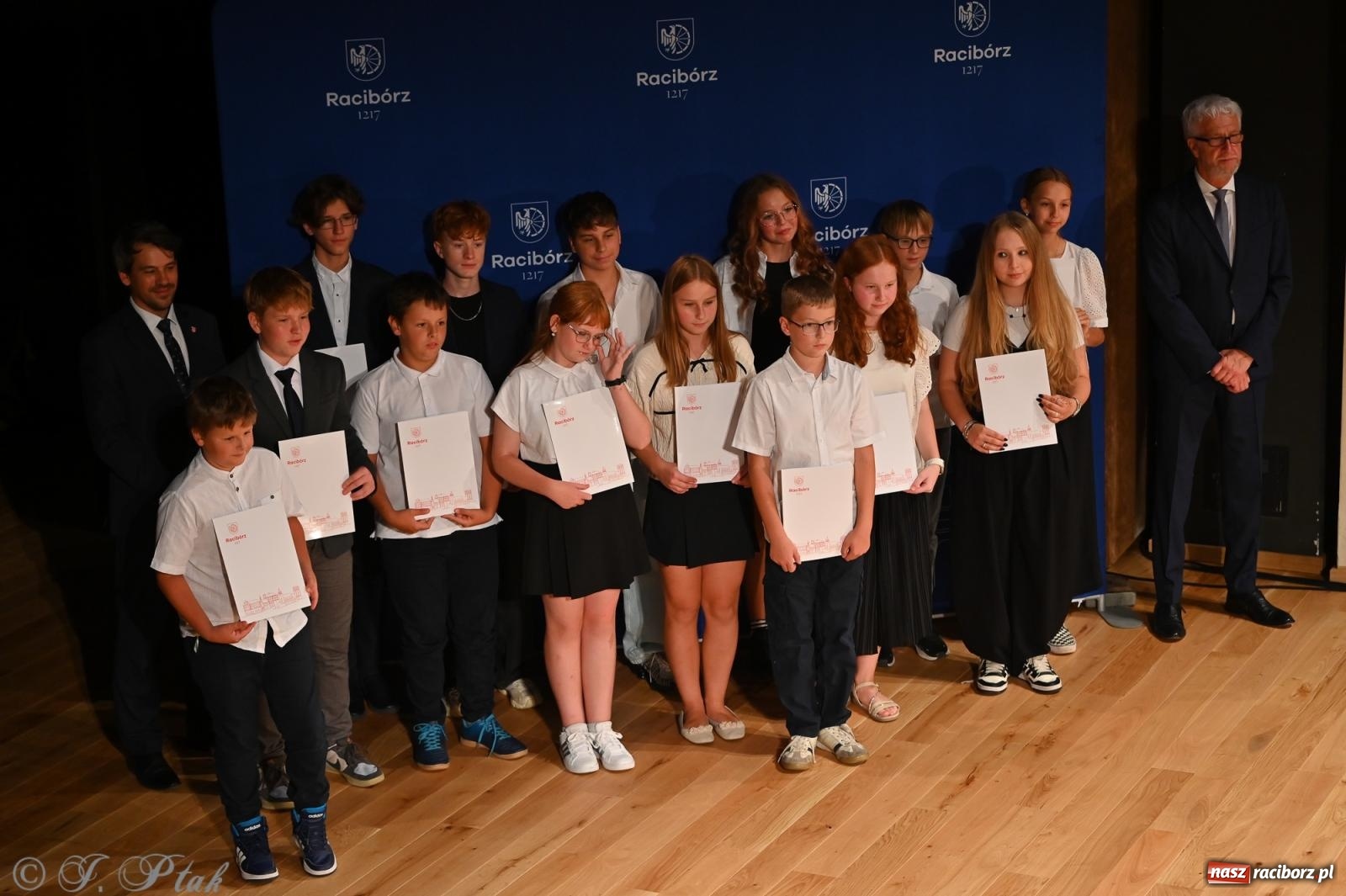 Zdjęcie w galerii na portalu naszraciborz.pl: Prymusi raciborskich szkół odebrali stypendia i gratulacje [FOTO] wiadomości z regionu