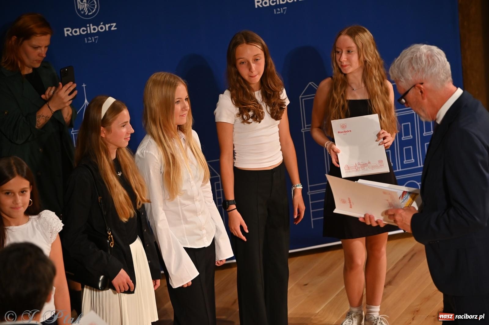Zdjęcie w galerii na portalu naszraciborz.pl: Prymusi raciborskich szkół odebrali stypendia i gratulacje [FOTO] wiadomości z regionu
