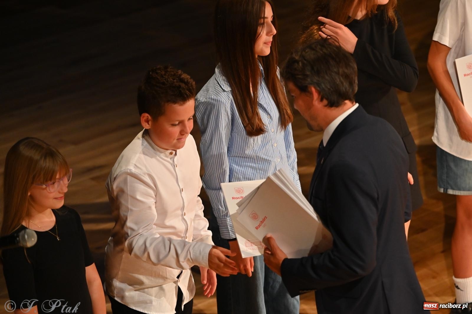 Zdjęcie w galerii na portalu naszraciborz.pl: Prymusi raciborskich szkół odebrali stypendia i gratulacje [FOTO] wiadomości z regionu