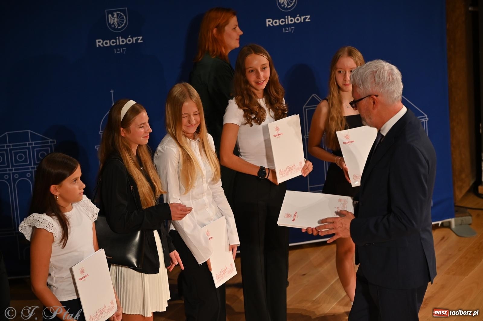 Zdjęcie w galerii na portalu naszraciborz.pl: Prymusi raciborskich szkół odebrali stypendia i gratulacje [FOTO] wiadomości z regionu