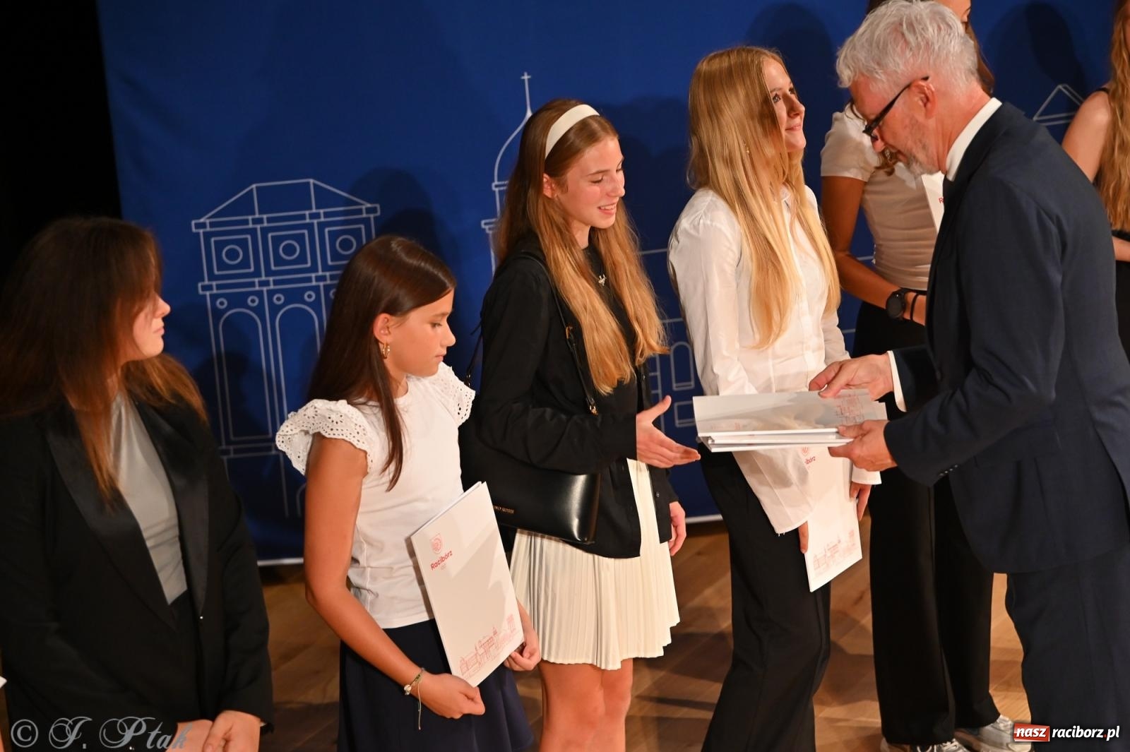 Zdjęcie w galerii na portalu naszraciborz.pl: Prymusi raciborskich szkół odebrali stypendia i gratulacje [FOTO] wiadomości z regionu