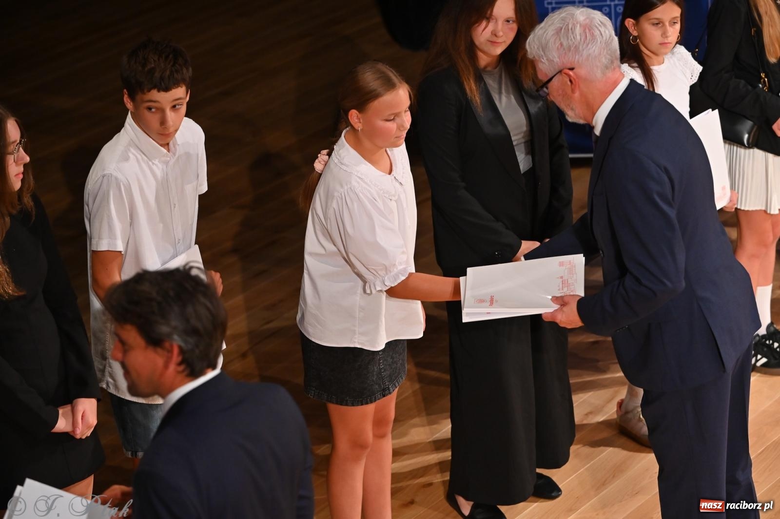 Zdjęcie w galerii na portalu naszraciborz.pl: Prymusi raciborskich szkół odebrali stypendia i gratulacje [FOTO] wiadomości z regionu