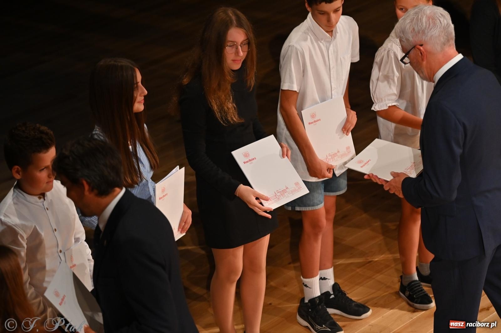 Zdjęcie w galerii na portalu naszraciborz.pl: Prymusi raciborskich szkół odebrali stypendia i gratulacje [FOTO] wiadomości z regionu