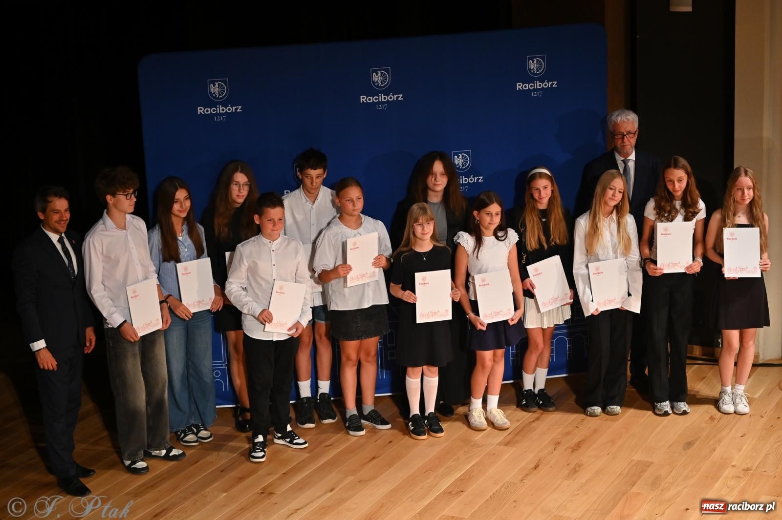 Zdjęcie w galerii na portalu naszraciborz.pl: Prymusi raciborskich szkół odebrali stypendia i gratulacje [FOTO] wiadomości z regionu