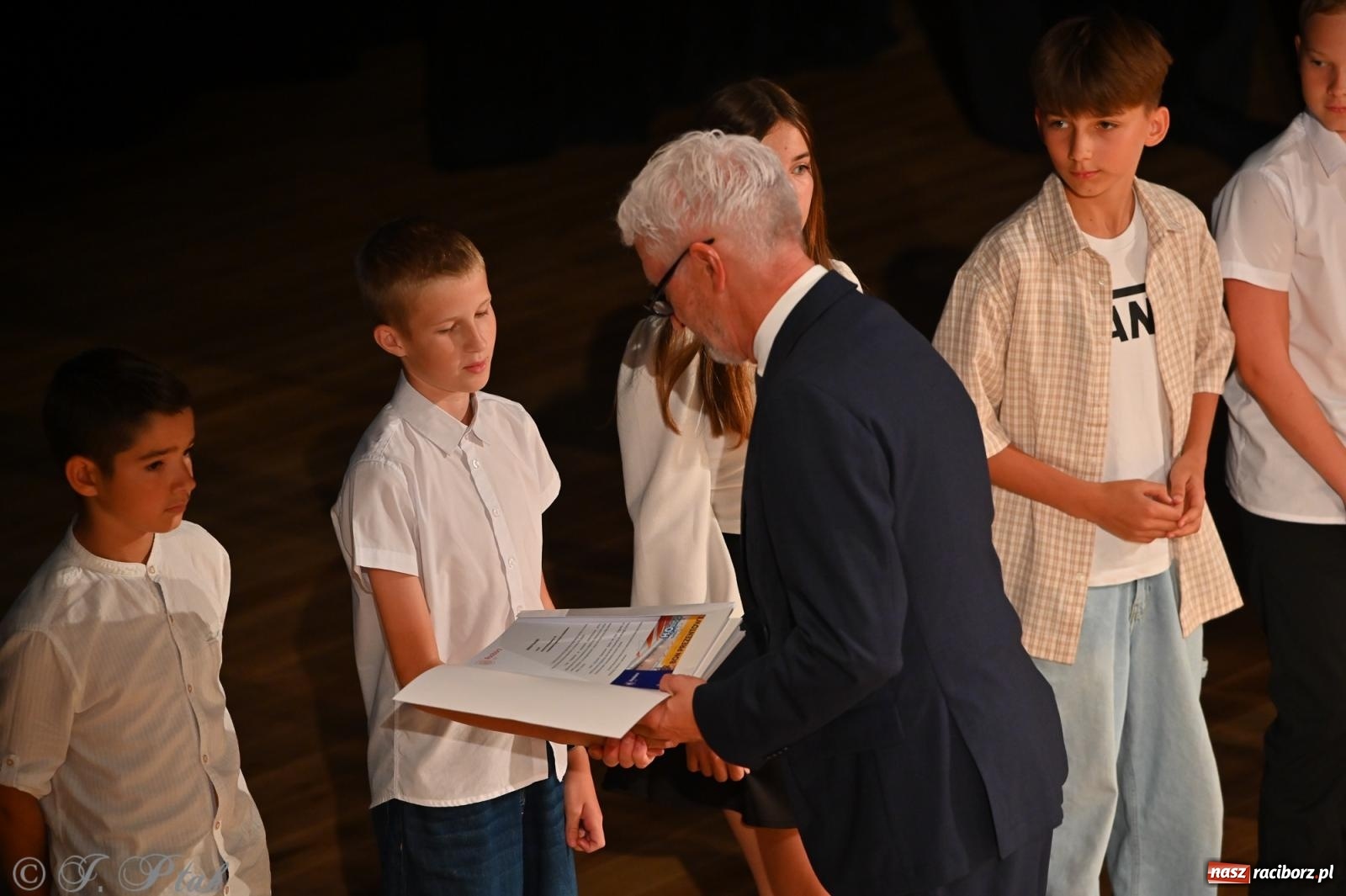 Zdjęcie w galerii na portalu naszraciborz.pl: Prymusi raciborskich szkół odebrali stypendia i gratulacje [FOTO] wiadomości z regionu