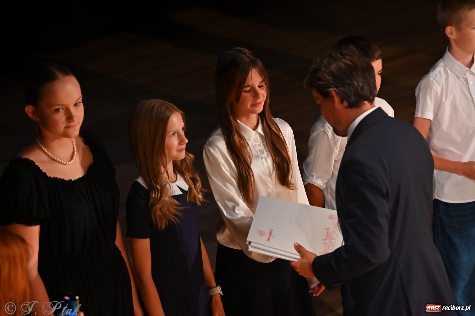 Zdjęcie w galerii na portalu naszraciborz.pl: Prymusi raciborskich szkół odebrali stypendia i gratulacje [FOTO] wiadomości z regionu