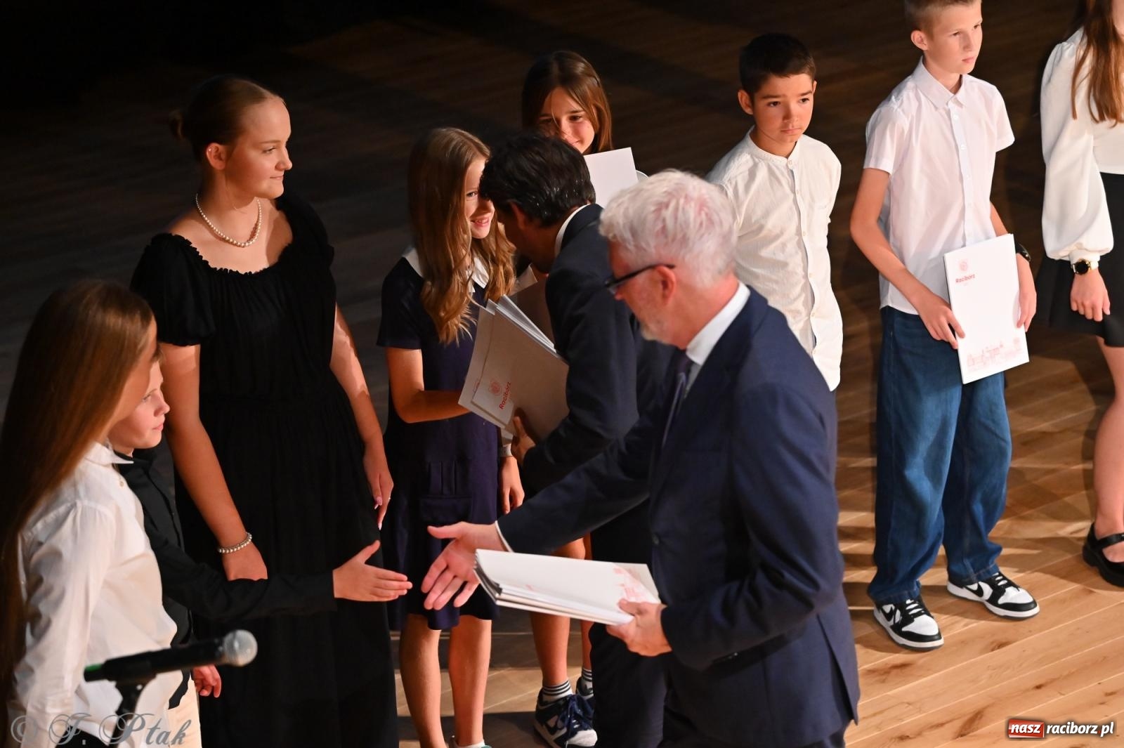Zdjęcie w galerii na portalu naszraciborz.pl: Prymusi raciborskich szkół odebrali stypendia i gratulacje [FOTO] wiadomości z regionu