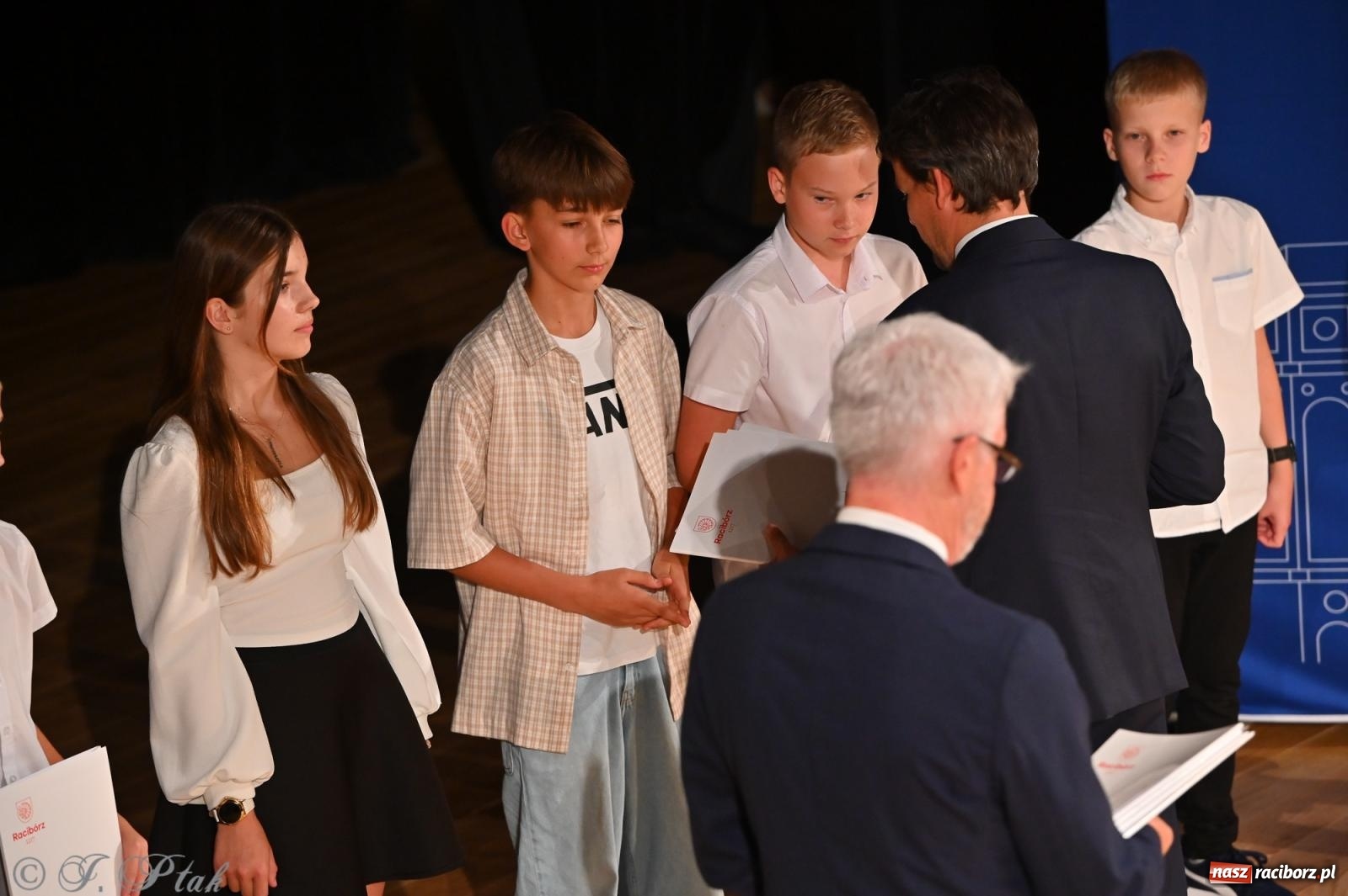 Zdjęcie w galerii na portalu naszraciborz.pl: Prymusi raciborskich szkół odebrali stypendia i gratulacje [FOTO] wiadomości z regionu