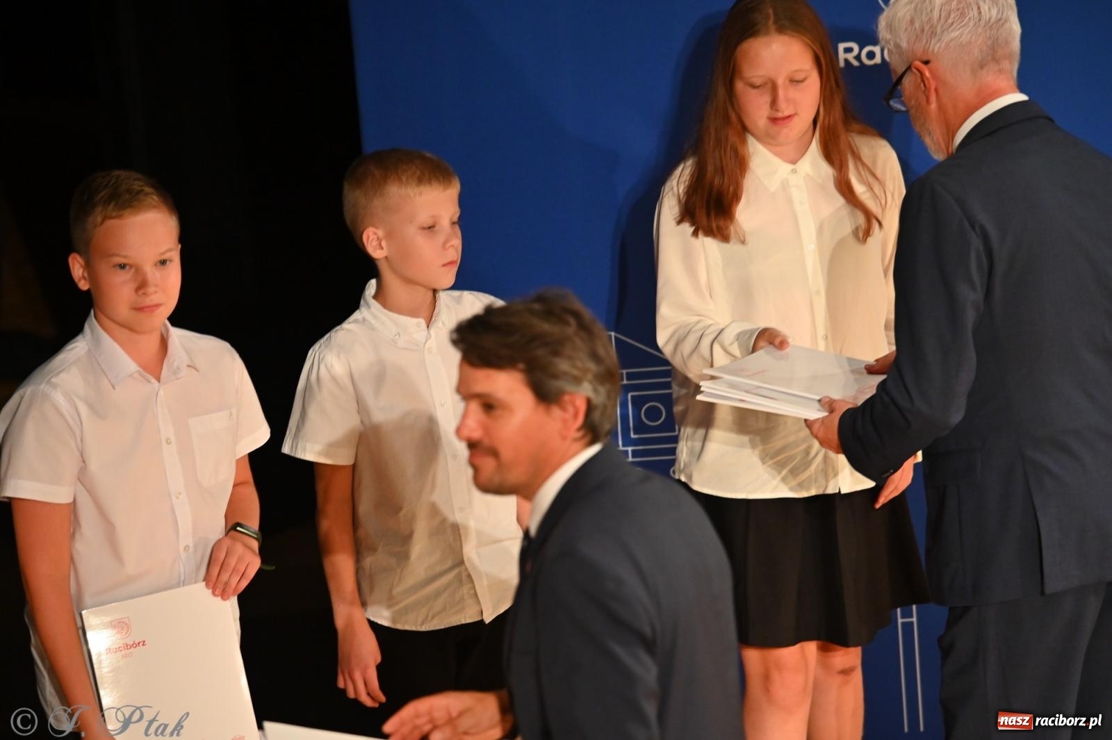 Zdjęcie w galerii na portalu naszraciborz.pl: Prymusi raciborskich szkół odebrali stypendia i gratulacje [FOTO] wiadomości z regionu