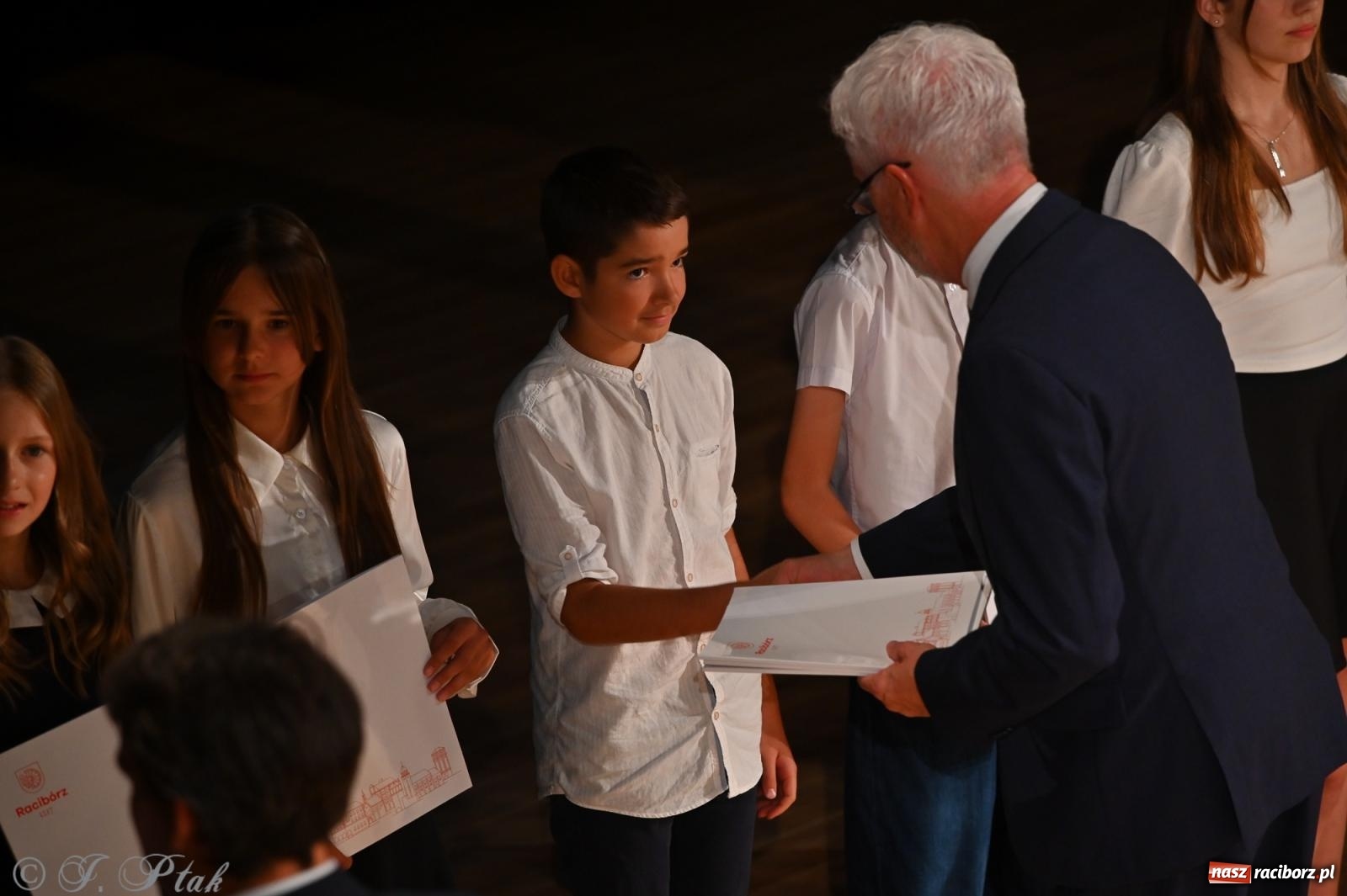 Zdjęcie w galerii na portalu naszraciborz.pl: Prymusi raciborskich szkół odebrali stypendia i gratulacje [FOTO] wiadomości z regionu