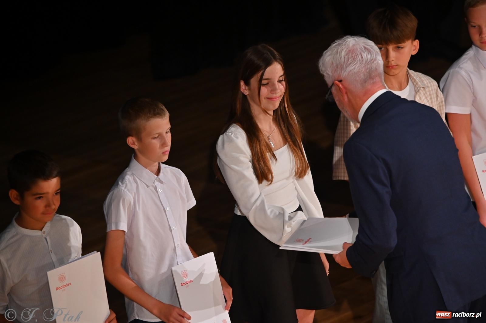 Zdjęcie w galerii na portalu naszraciborz.pl: Prymusi raciborskich szkół odebrali stypendia i gratulacje [FOTO] wiadomości z regionu