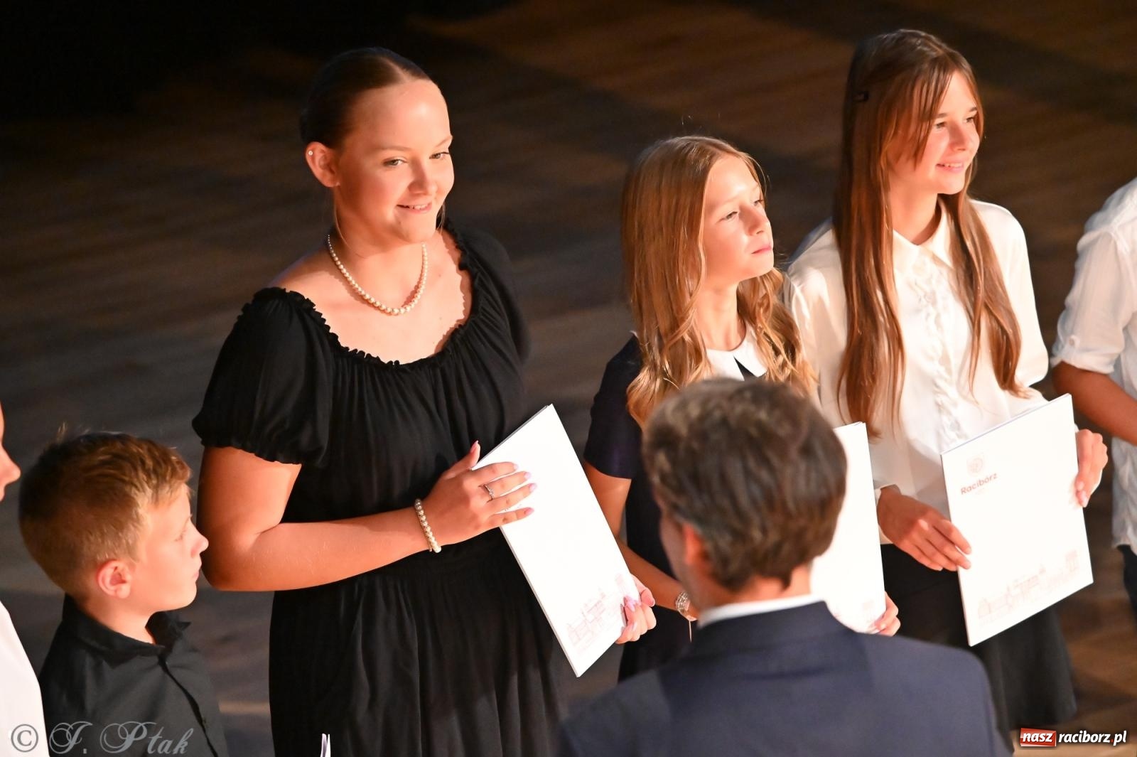 Zdjęcie w galerii na portalu naszraciborz.pl: Prymusi raciborskich szkół odebrali stypendia i gratulacje [FOTO] wiadomości z regionu