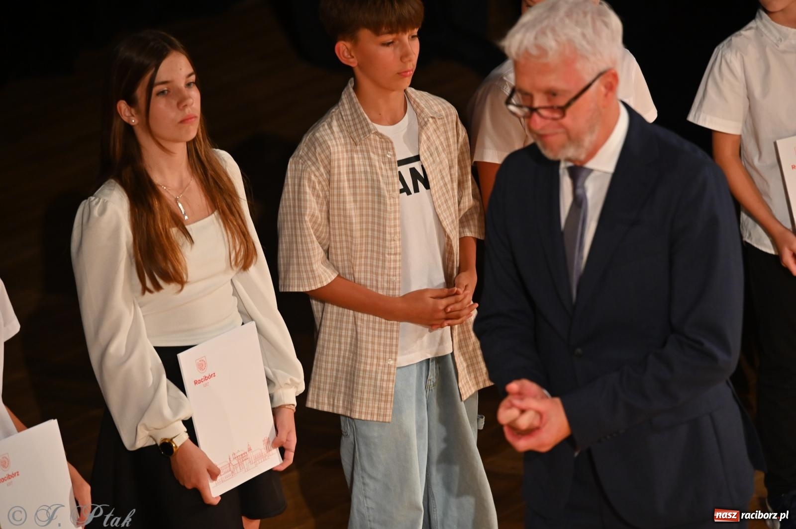 Zdjęcie w galerii na portalu naszraciborz.pl: Prymusi raciborskich szkół odebrali stypendia i gratulacje [FOTO] wiadomości z regionu