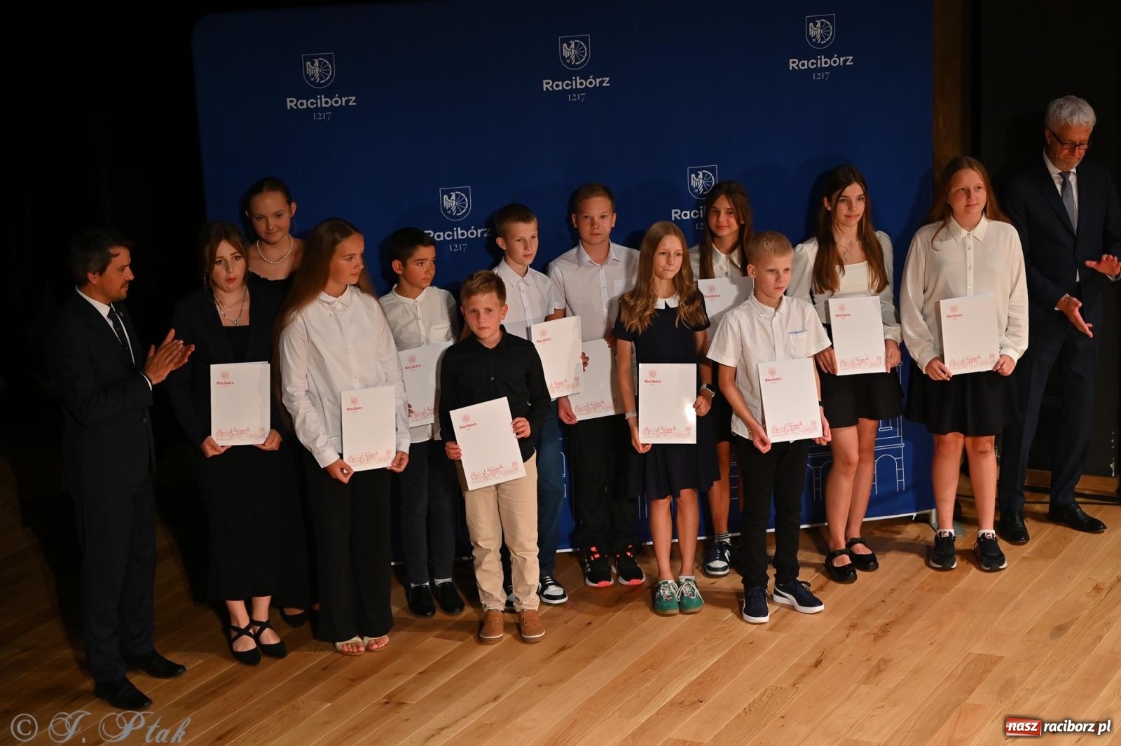 Zdjęcie w galerii na portalu naszraciborz.pl: Prymusi raciborskich szkół odebrali stypendia i gratulacje [FOTO] wiadomości z regionu